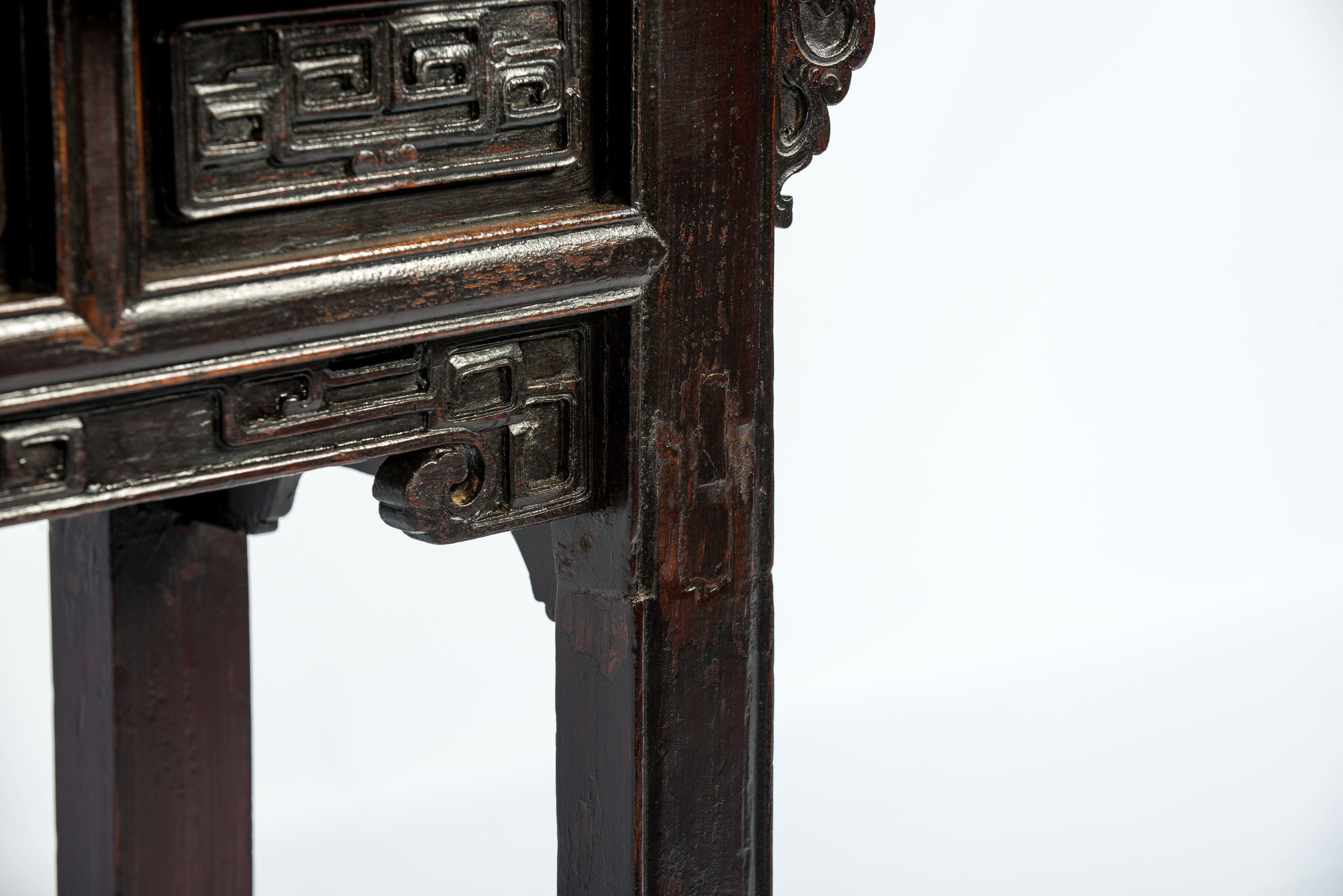 Ancienne table d'autel Qing chinoise sculptée en Hong Mu ou acajou à trois tiroirs en vente 2