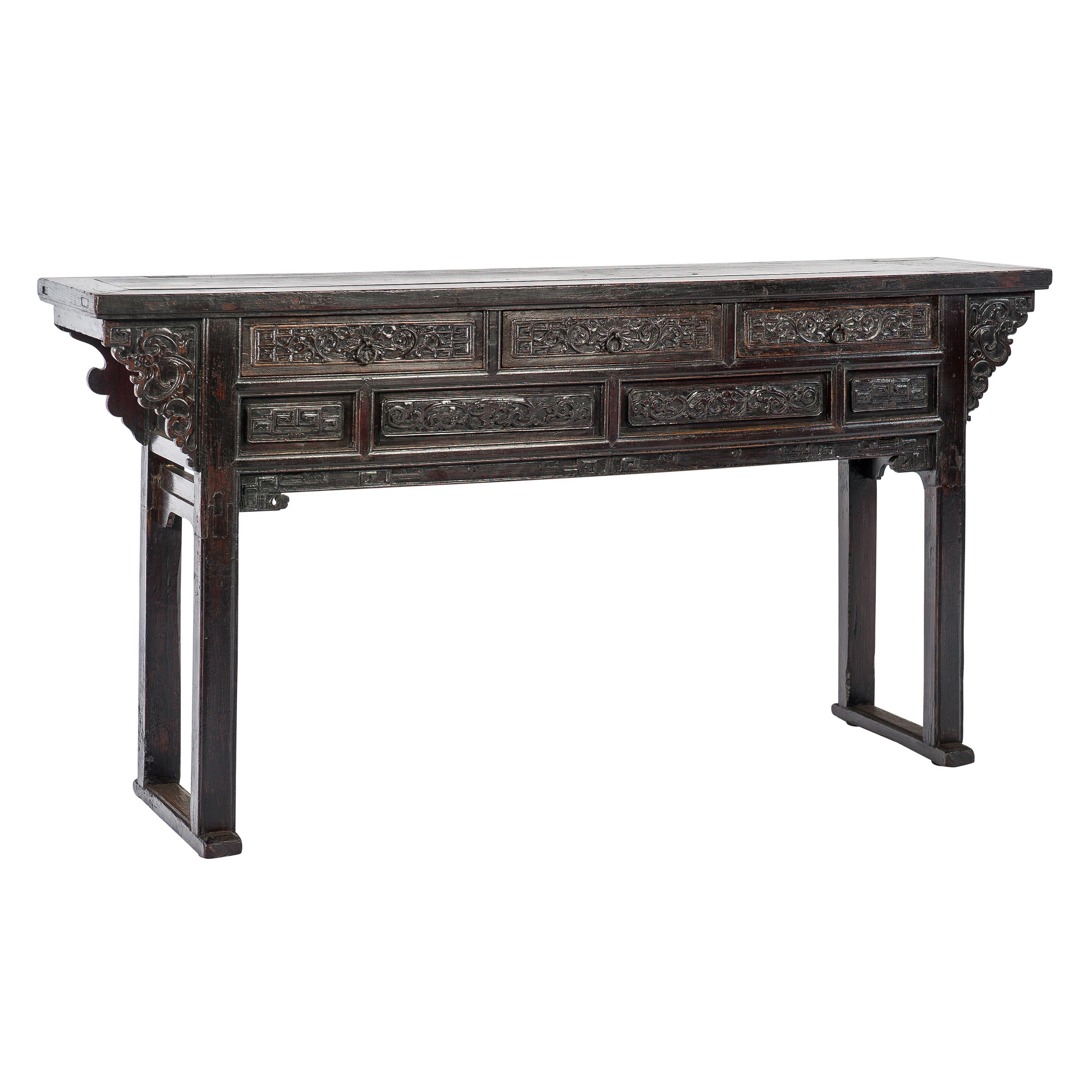 Ancienne table d'autel Qing chinoise sculptée en Hong Mu ou acajou à trois tiroirs en vente