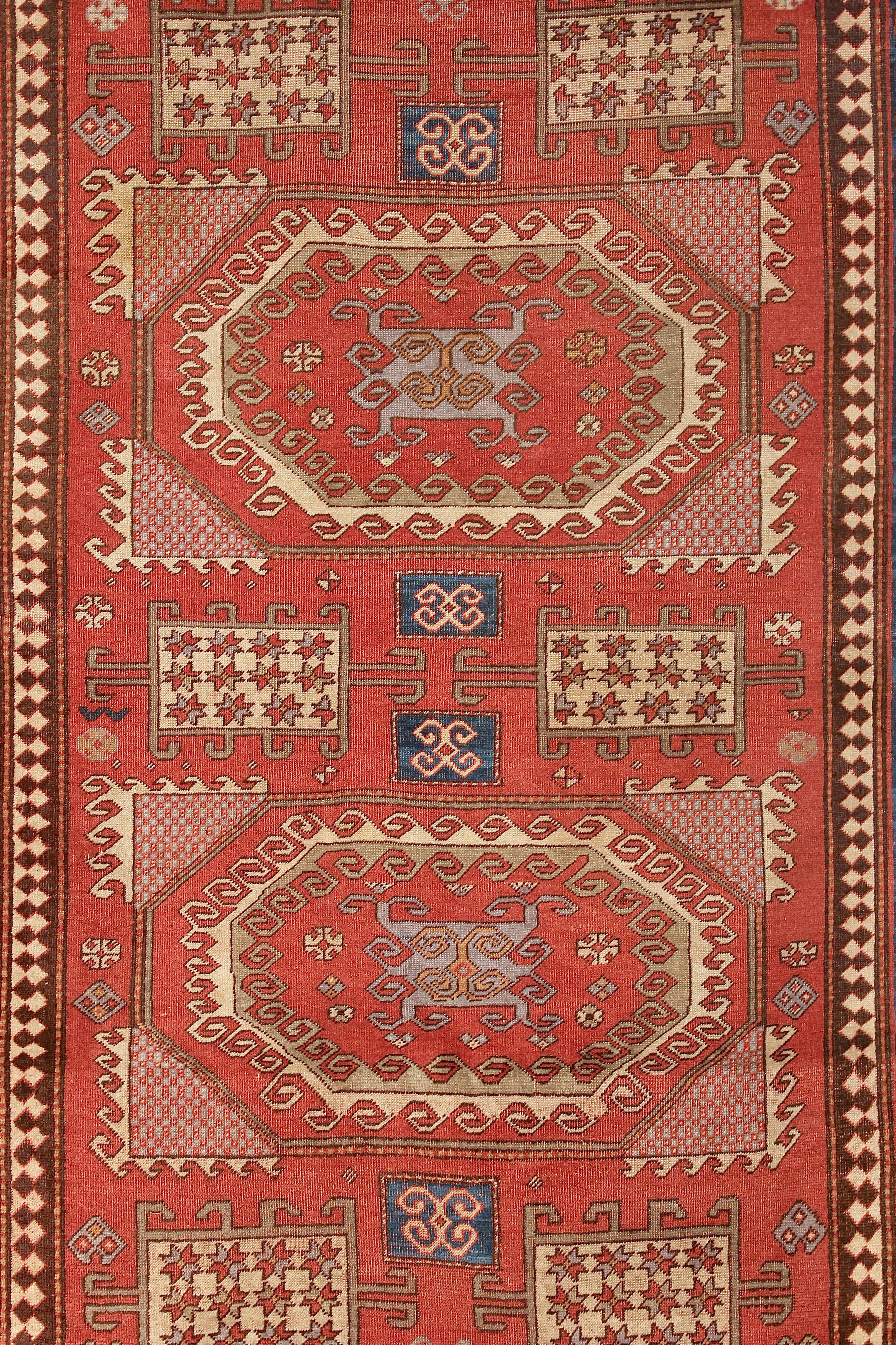 Noué à la main. Couleurs naturelles fortes. Magnifique motif.
La moquette est dans un état de vieillissement (bon).

Les images font partie de la description de l'article.

Sur demande, nous nettoyons le tapis de manière professionnelle et