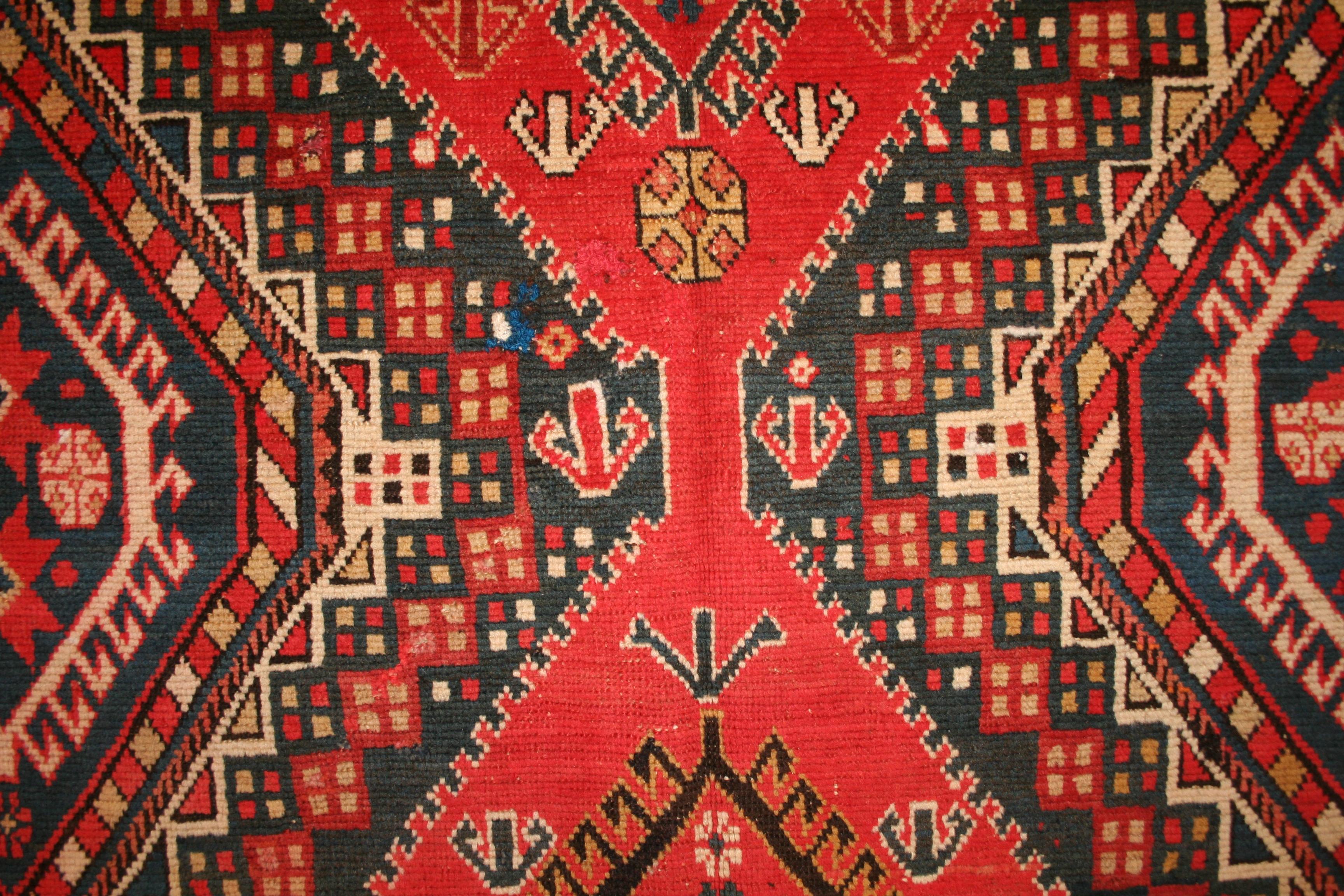 Les beaux tapis anciens de Shirvan comptent parmi les tapis les plus convoités de la région du Caucase. Ces derniers sont très finement noués et se trouvent généralement dans de très petits formats. Cet exemple est assez rare en raison de sa grande