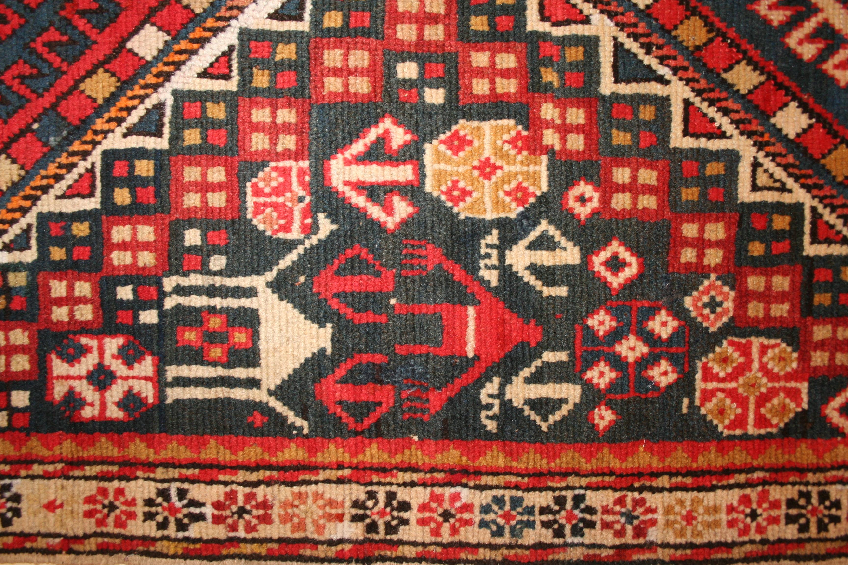 Noué à la main Tapis caucasien ancien de Shirvan en grand format rare en vente