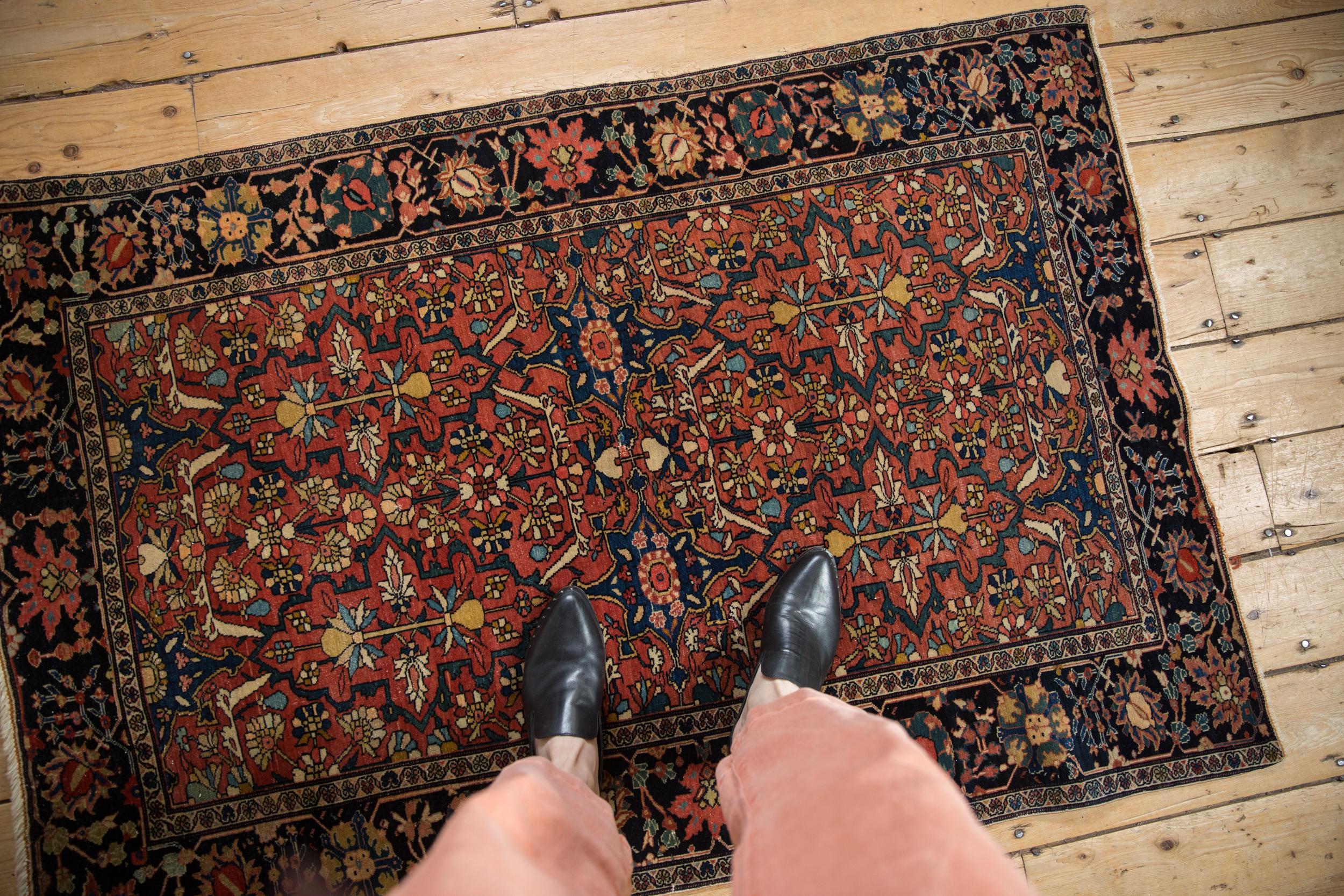 :: Bedecktes Feld in einem ungewöhnlichen All-Over-Motiv mit partiellen Paneelabgrenzungen, auf denen keimende Blumen und Palmetten in einer bunten Palette von Farbtönen zu sehen sind. Fein gewebtes Exemplar mit großer Detailtreue, einzigartigem