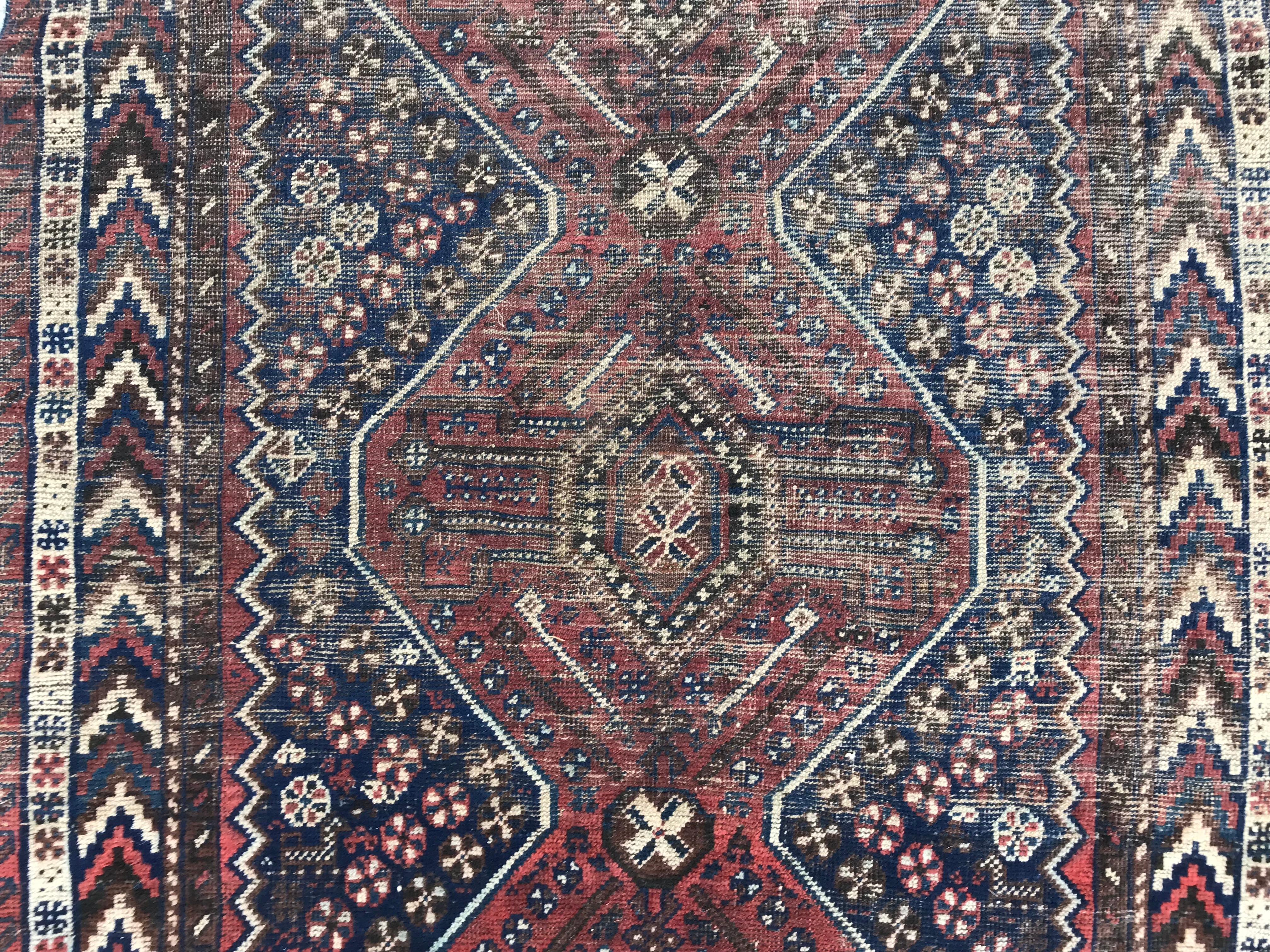 Très beau tapis fin de la fin du 19ème siècle avec un design tribal géométrique et des couleurs naturelles, finement noué à la main, velours de laine sur fond de laine.

✨✨✨
