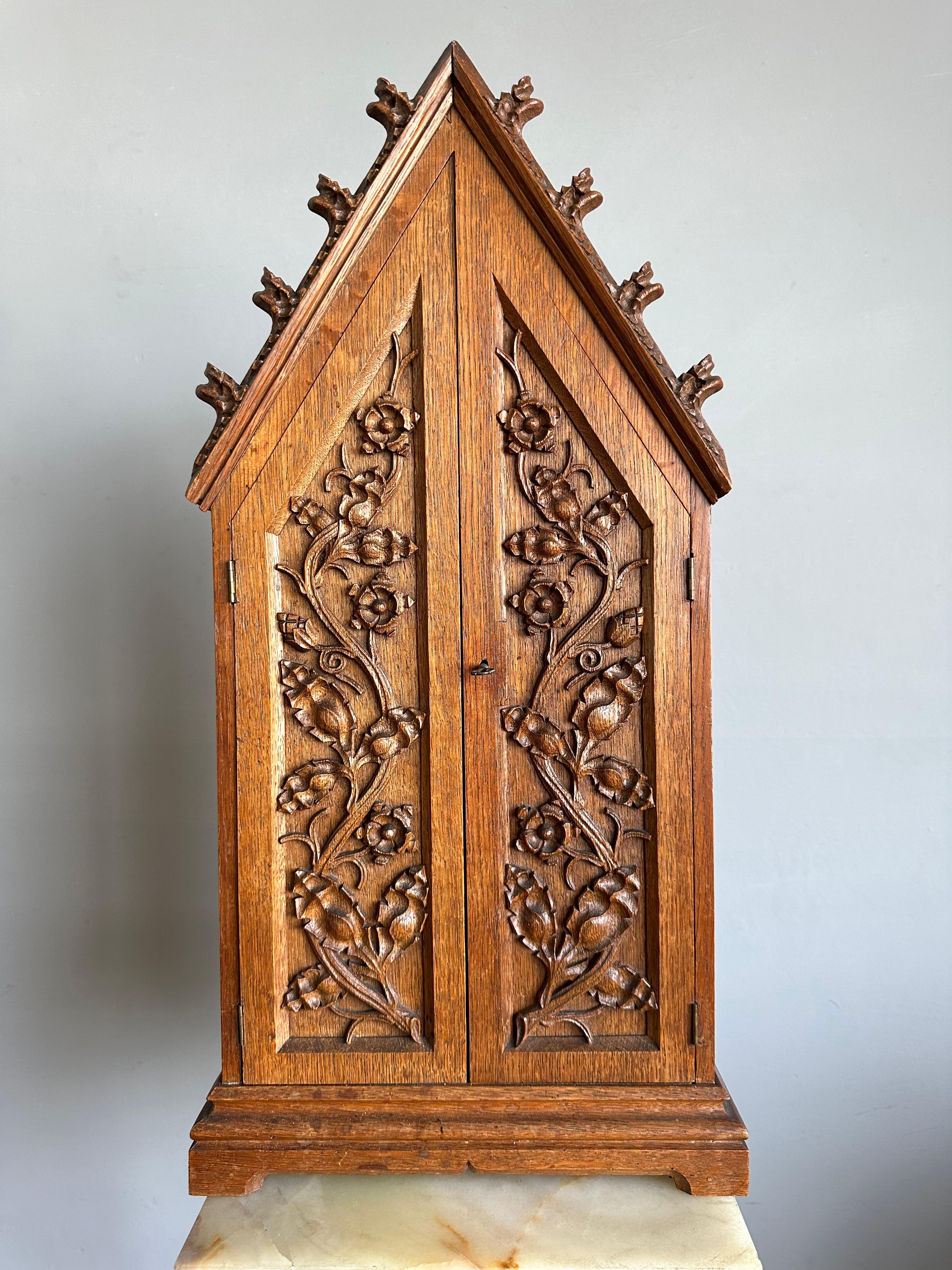 Rare and good condition, Gothic-art shrine for standing or wall-hanging.

This handsome and decorative, Gothic wall shrine is completely hand-crafted out of solid oak and it will look awesome, no matter where you decide to mount or place her. It