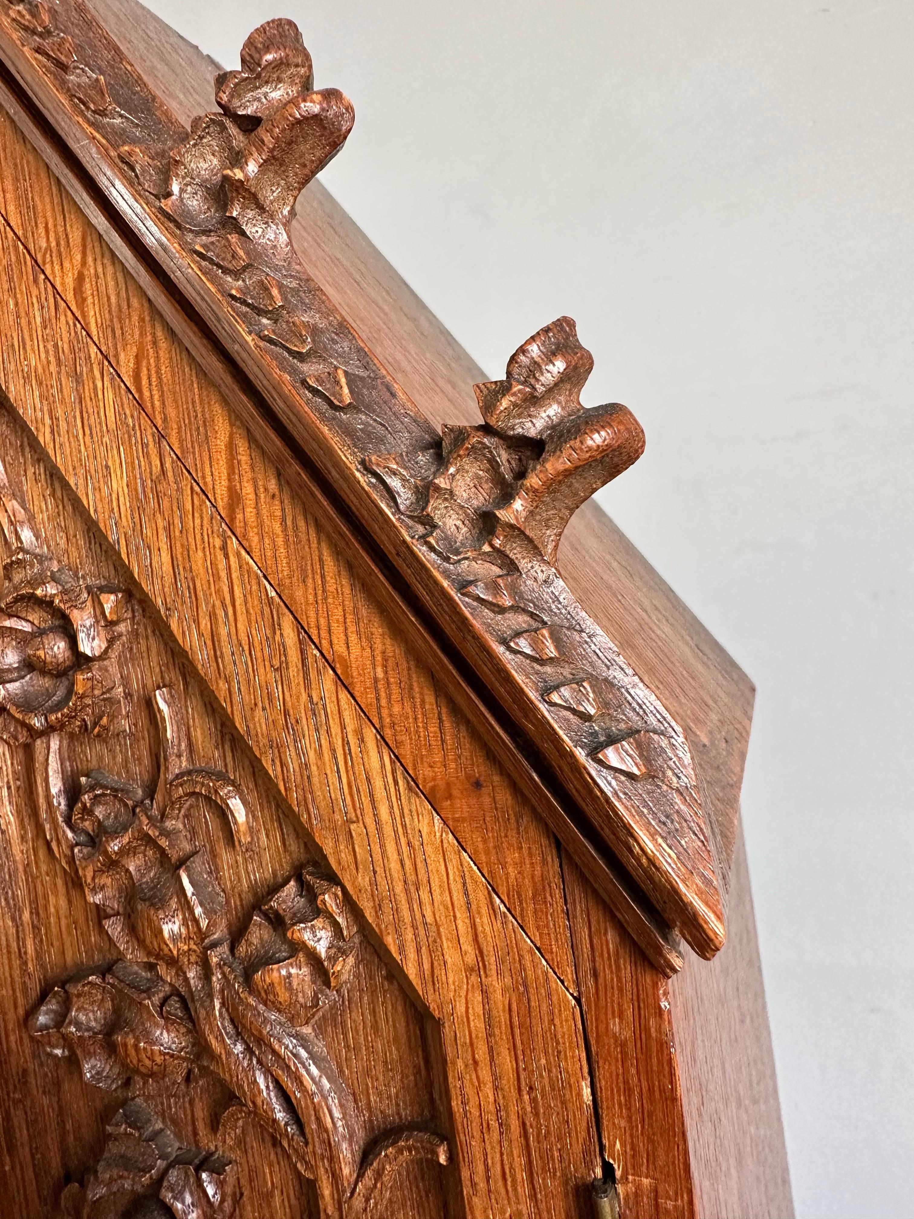 Antiguo Santuario / Capilla de Pared de Roble Fino Tallado a Mano del Renacimiento Gótico para Estatuilla siglo XX en venta