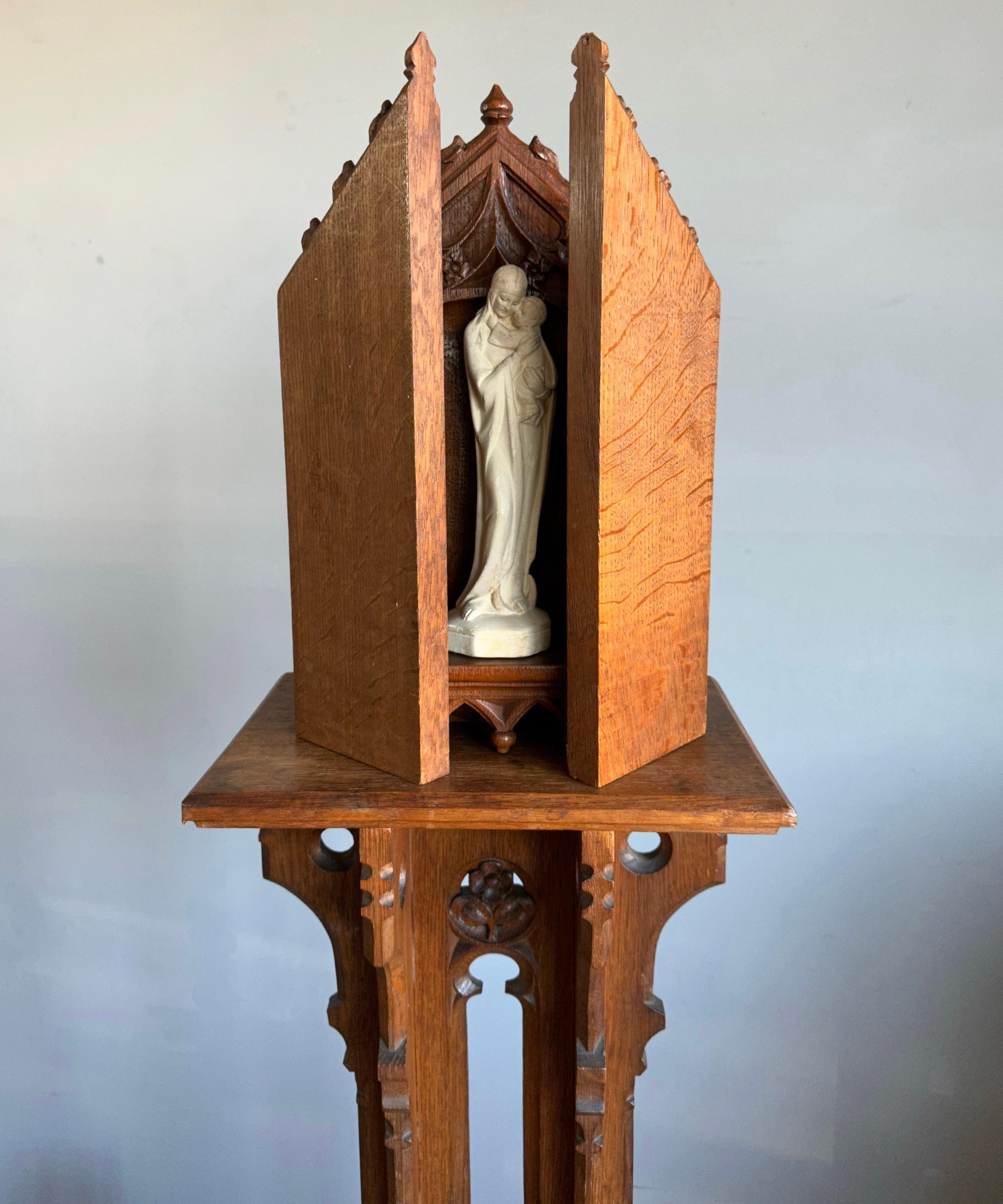Antique Fine Handcarved Oak Gothic Revival Wall Shrine / Chapel w Mary Statuette In Excellent Condition In Lisse, NL