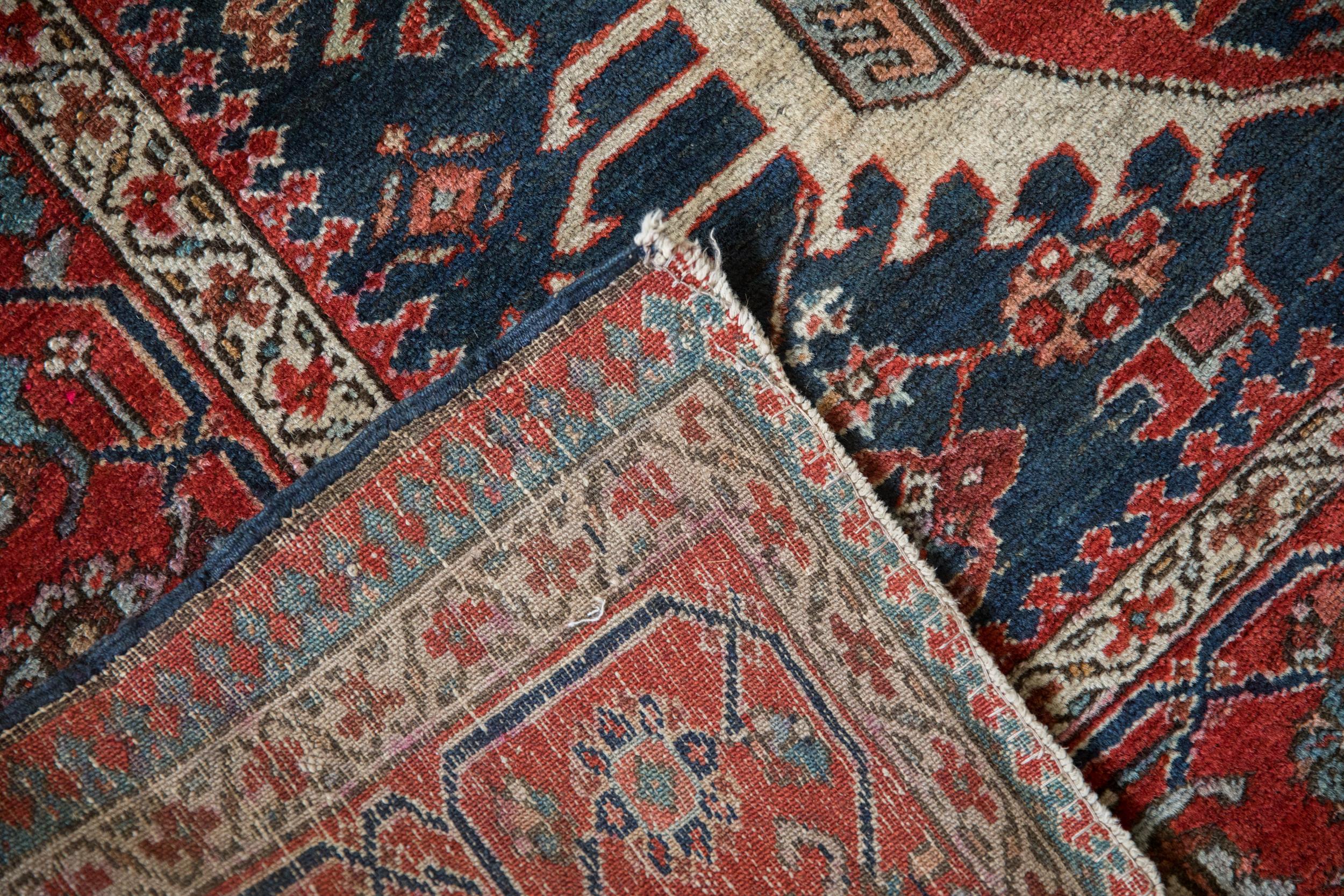 Tappeto quadrato antico Fine Karaja in vendita 3