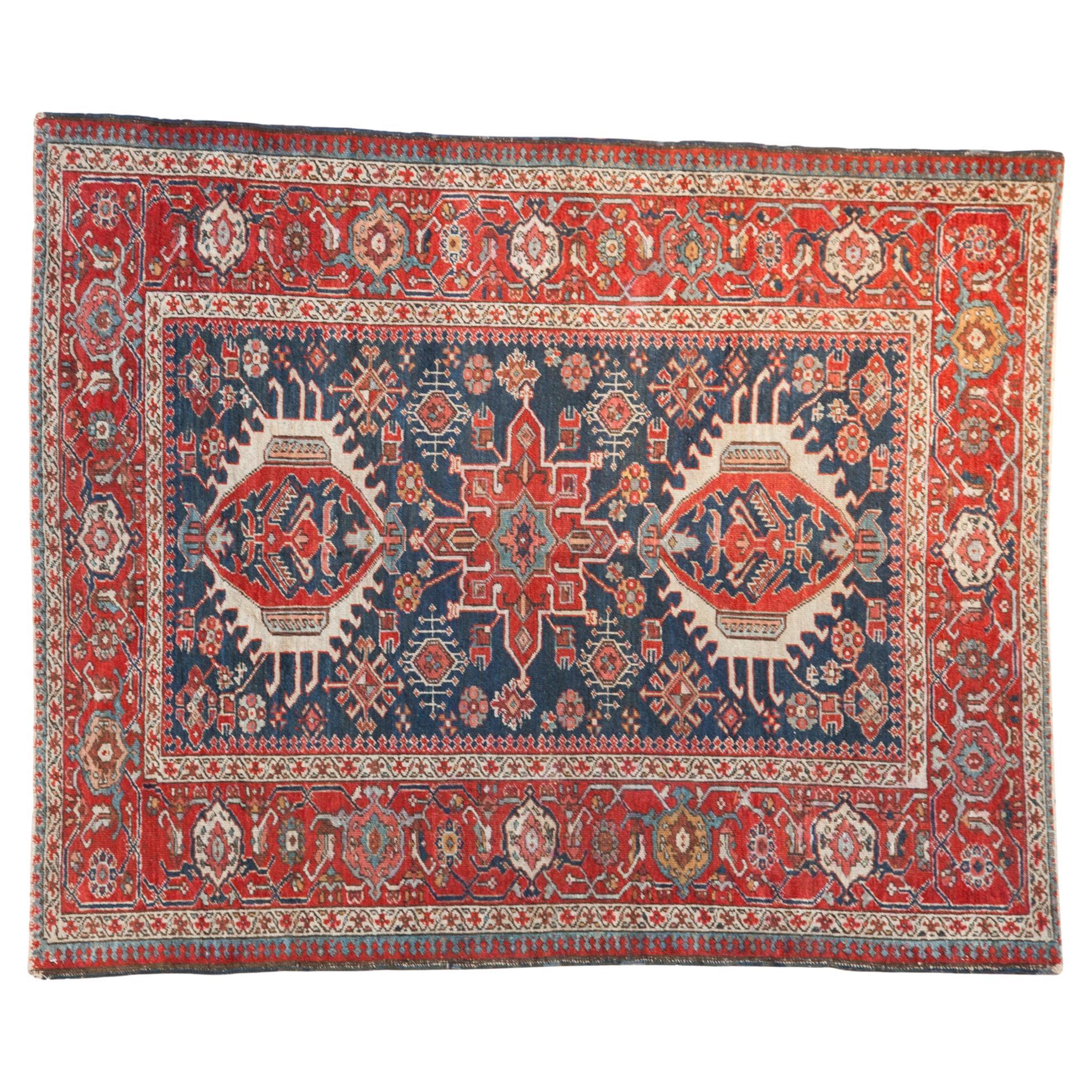 Tapis carré antique Karaja