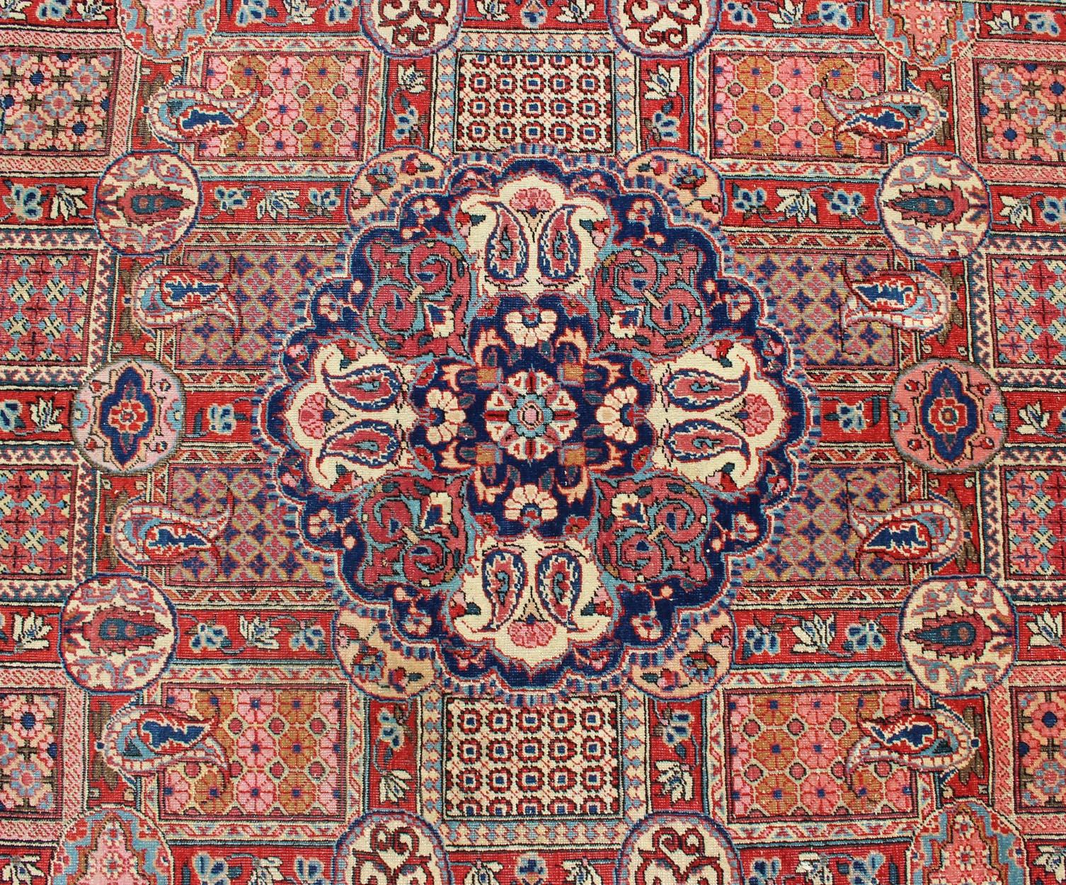 Antique Fine Kashan Persian Rug with an Unusual and Unique Design For Sale 4