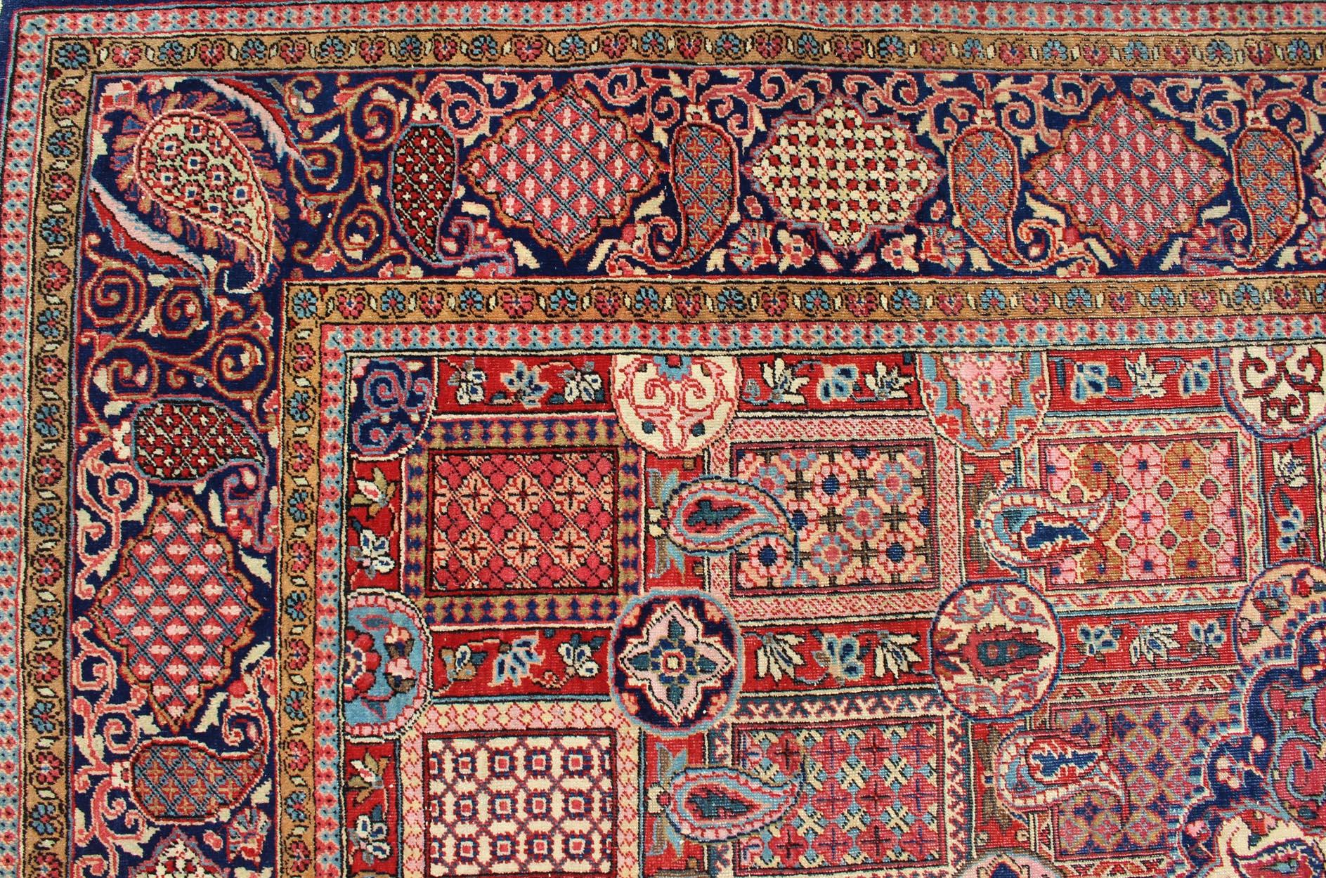 Antique Fine Kashan Persian Rug with an Unusual and Unique Design For Sale 6