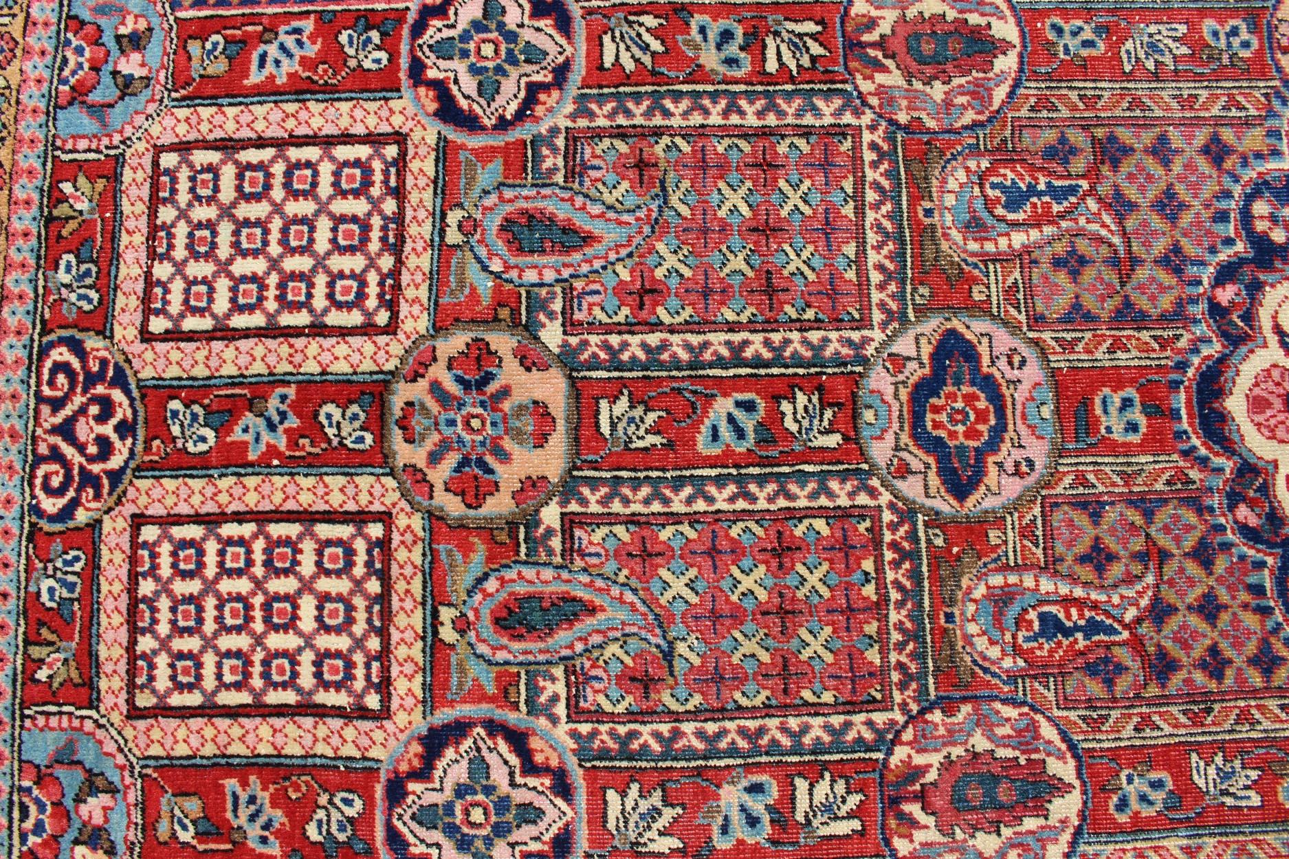 Antique Fine Kashan Persian Rug with an Unusual and Unique Design For Sale 7
