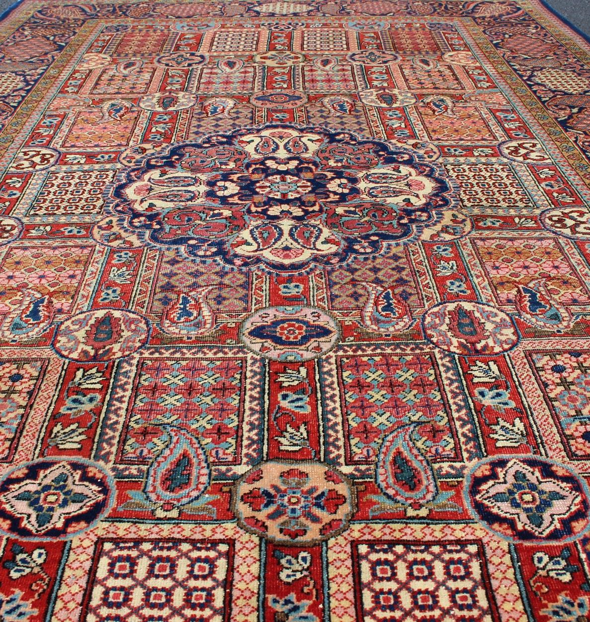 Antique Fine Kashan Persian Rug with an Unusual and Unique Design For Sale 2