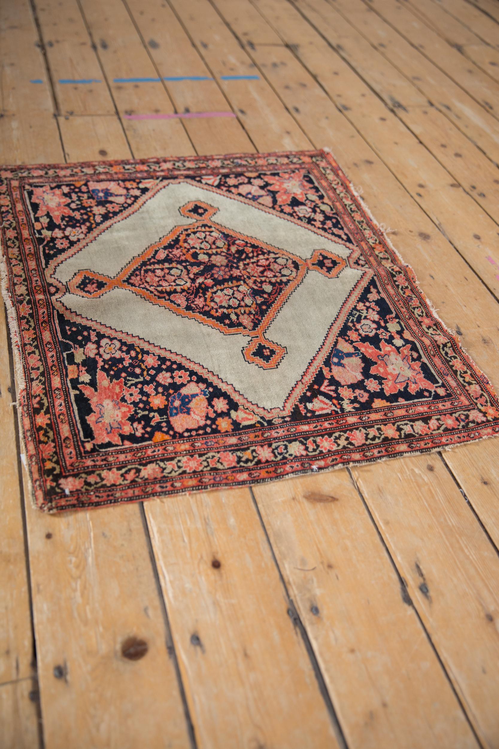 Antiker feiner quadratischer Malayer-Teppich (Persisch) im Angebot