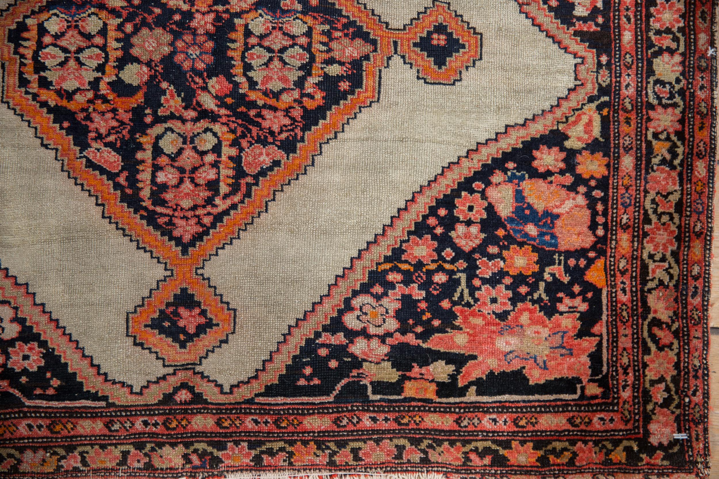 Antiker feiner quadratischer Malayer-Teppich (Handgeknüpft) im Angebot