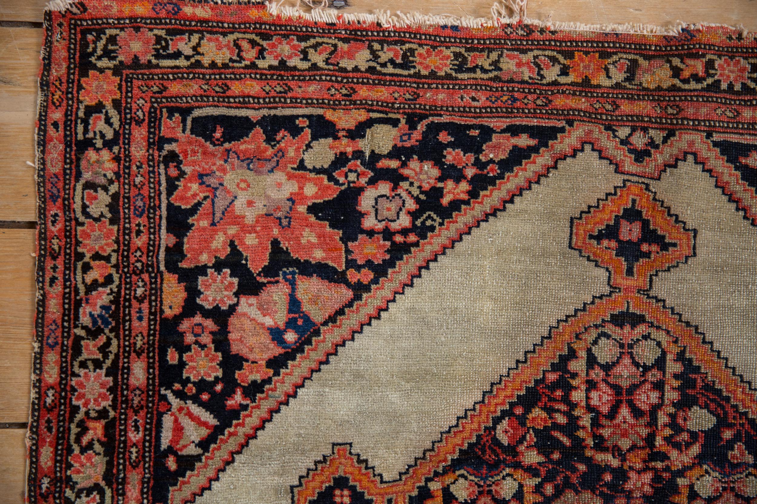 Antiker feiner quadratischer Malayer-Teppich im Zustand „Gut“ im Angebot in Katonah, NY