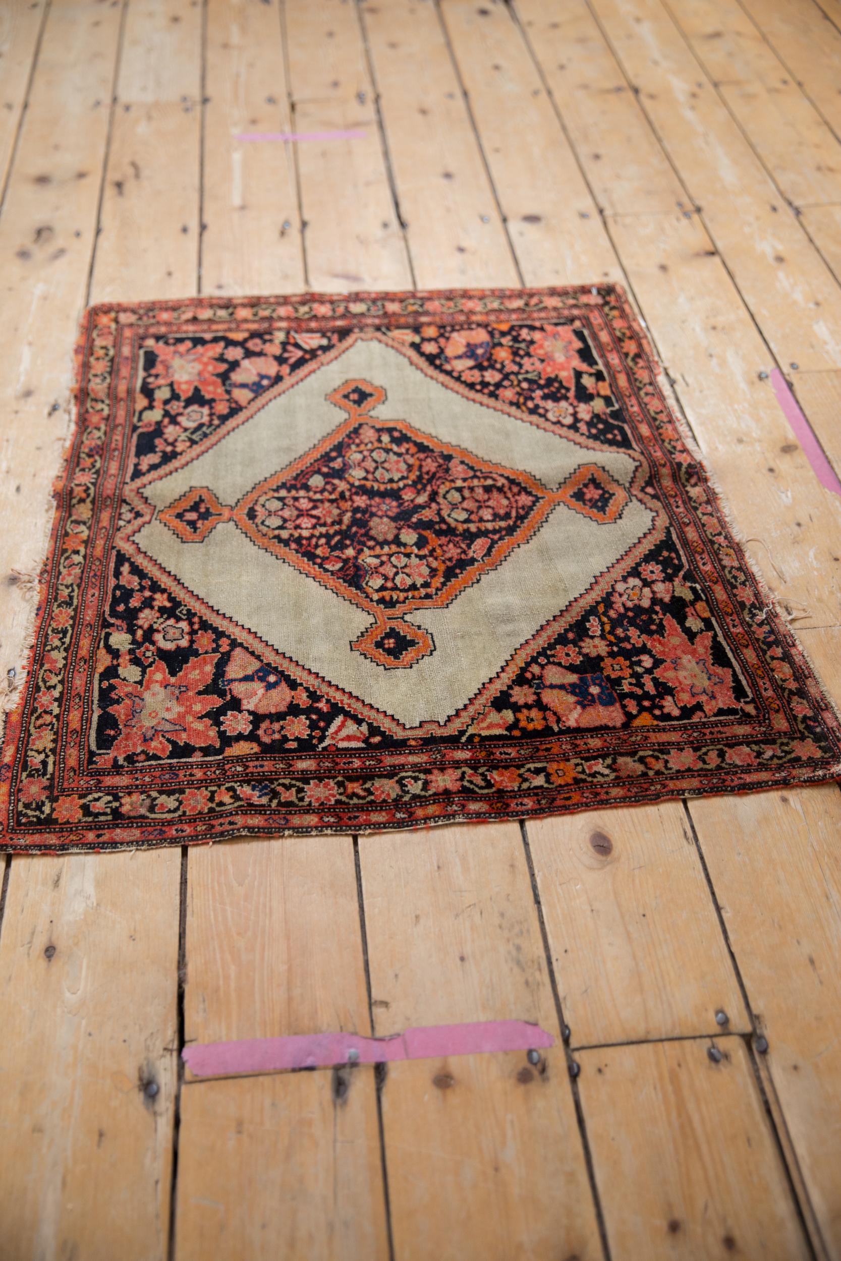 Antiker feiner quadratischer Malayer-Teppich (Frühes 20. Jahrhundert) im Angebot