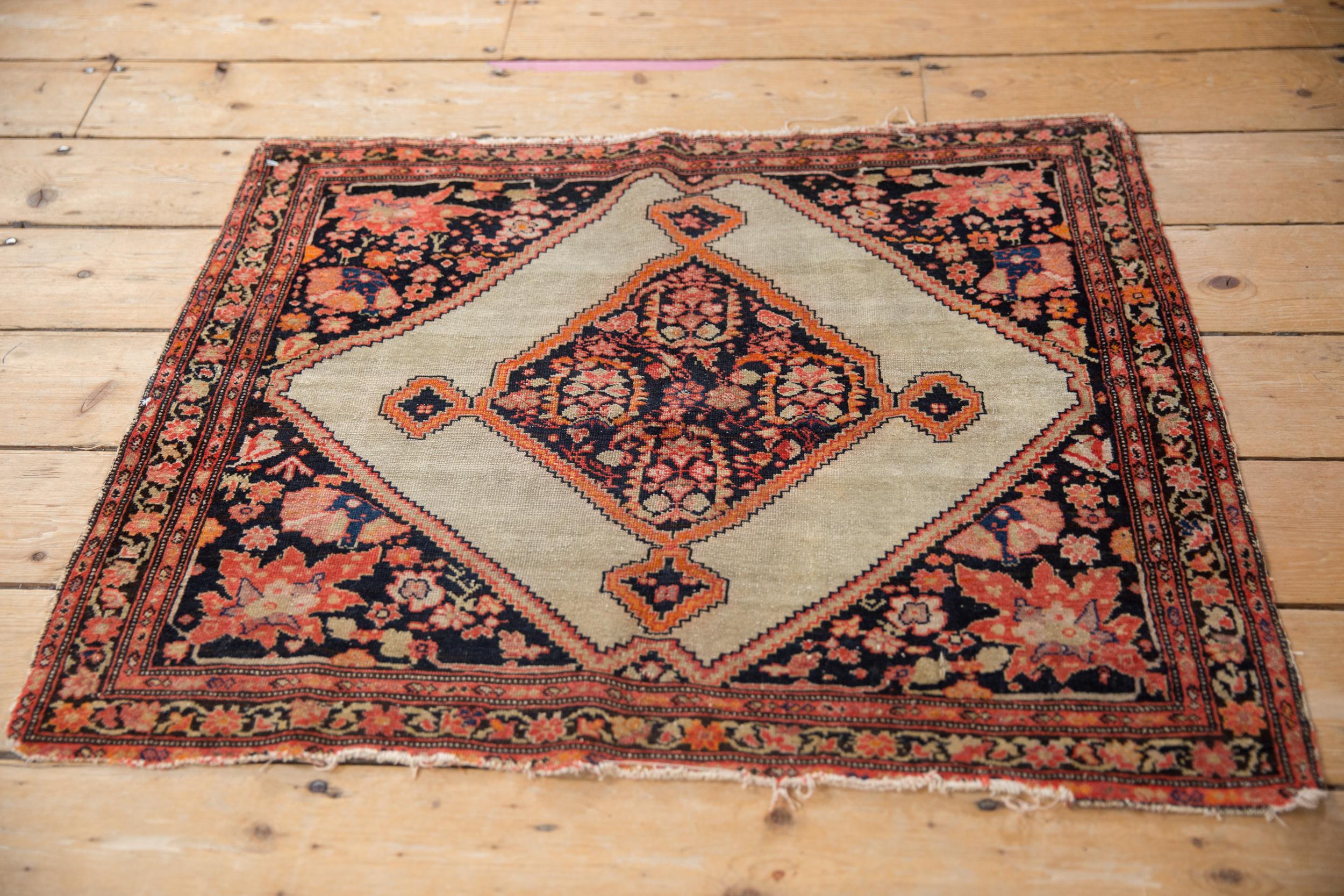 Antiker feiner quadratischer Malayer-Teppich (Wolle) im Angebot