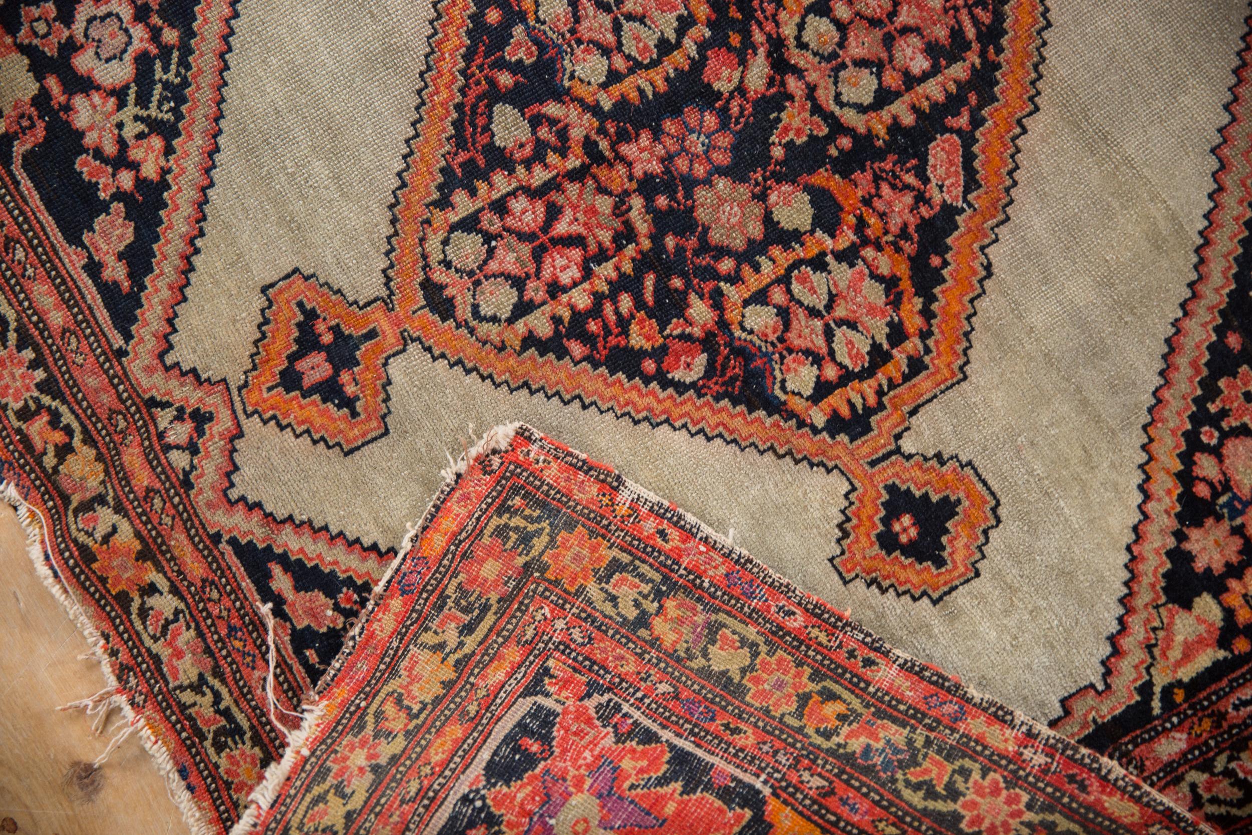 Antiker feiner quadratischer Malayer-Teppich im Angebot 1