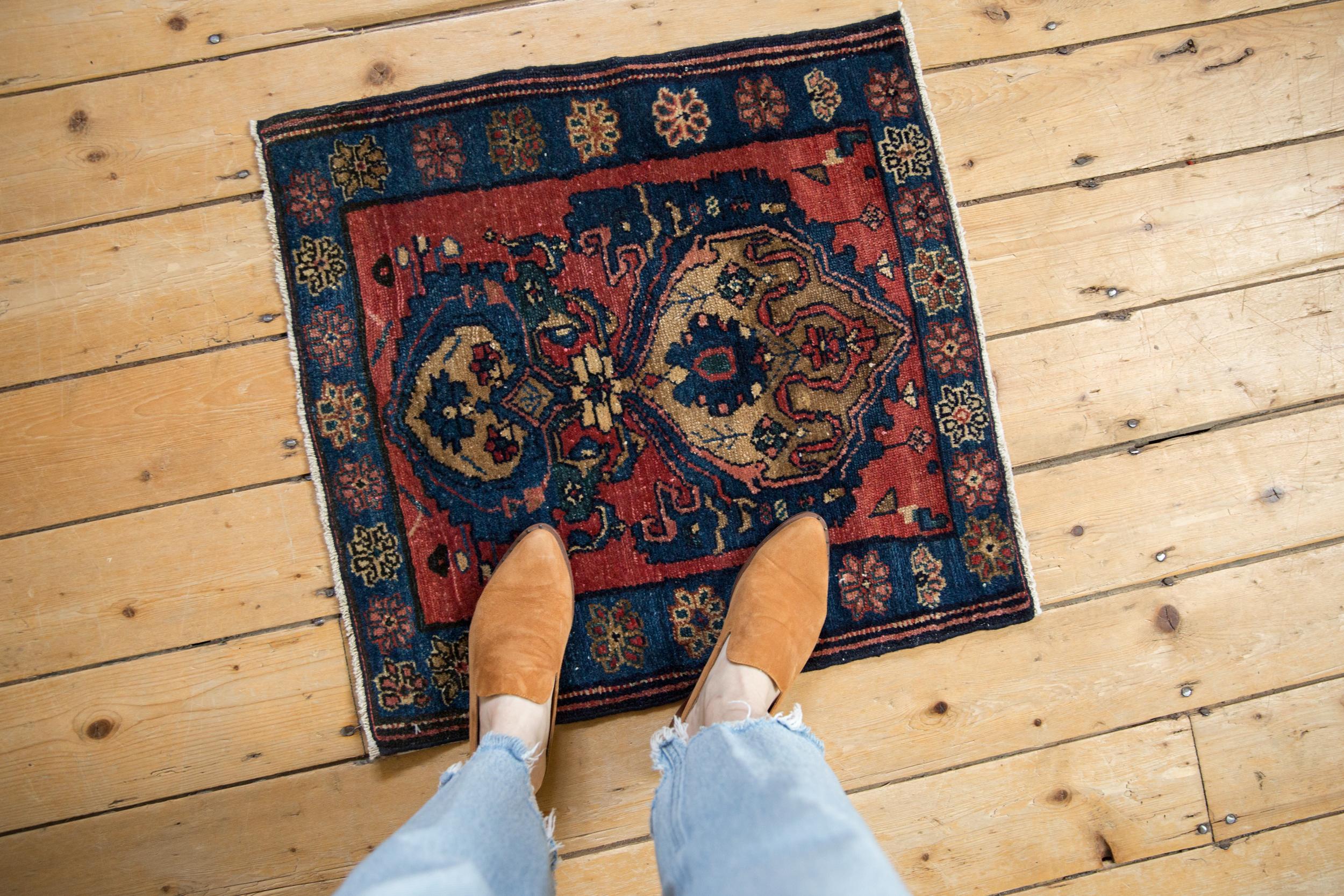 : : Superbe petit carré unique de Senneh ou Malayer, probablement un échantillon pour des motifs à plus grande échelle. Le champ est flanqué de doubles médaillons surdimensionnés au poids et au contour asymétriques portant un relief de style