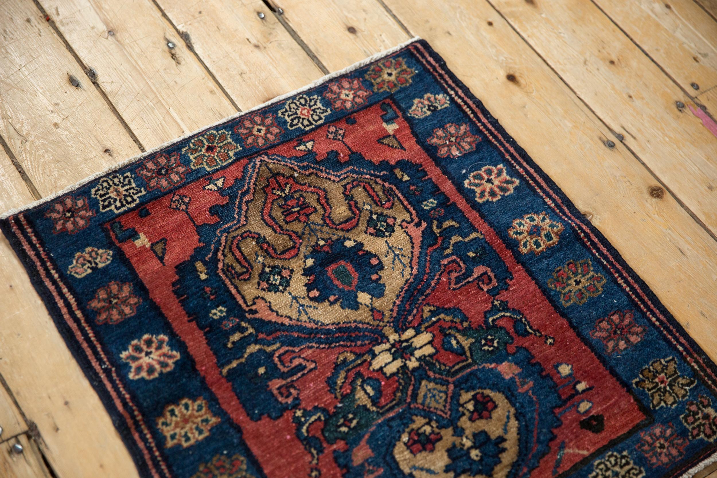 Tapis carré ancien et raffiné de Malayer Bon état - En vente à Katonah, NY
