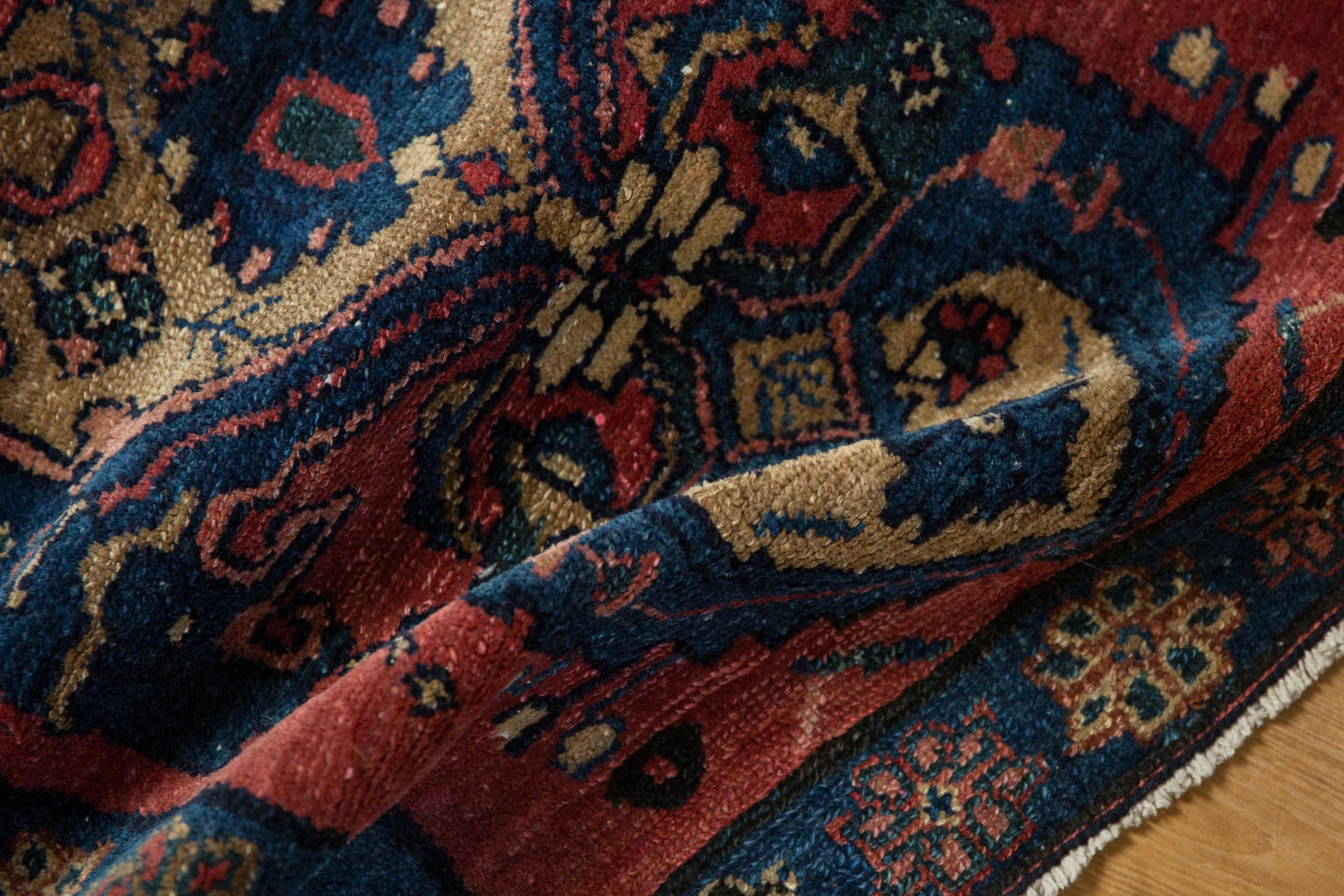 Tapis carré ancien et raffiné de Malayer en vente 1