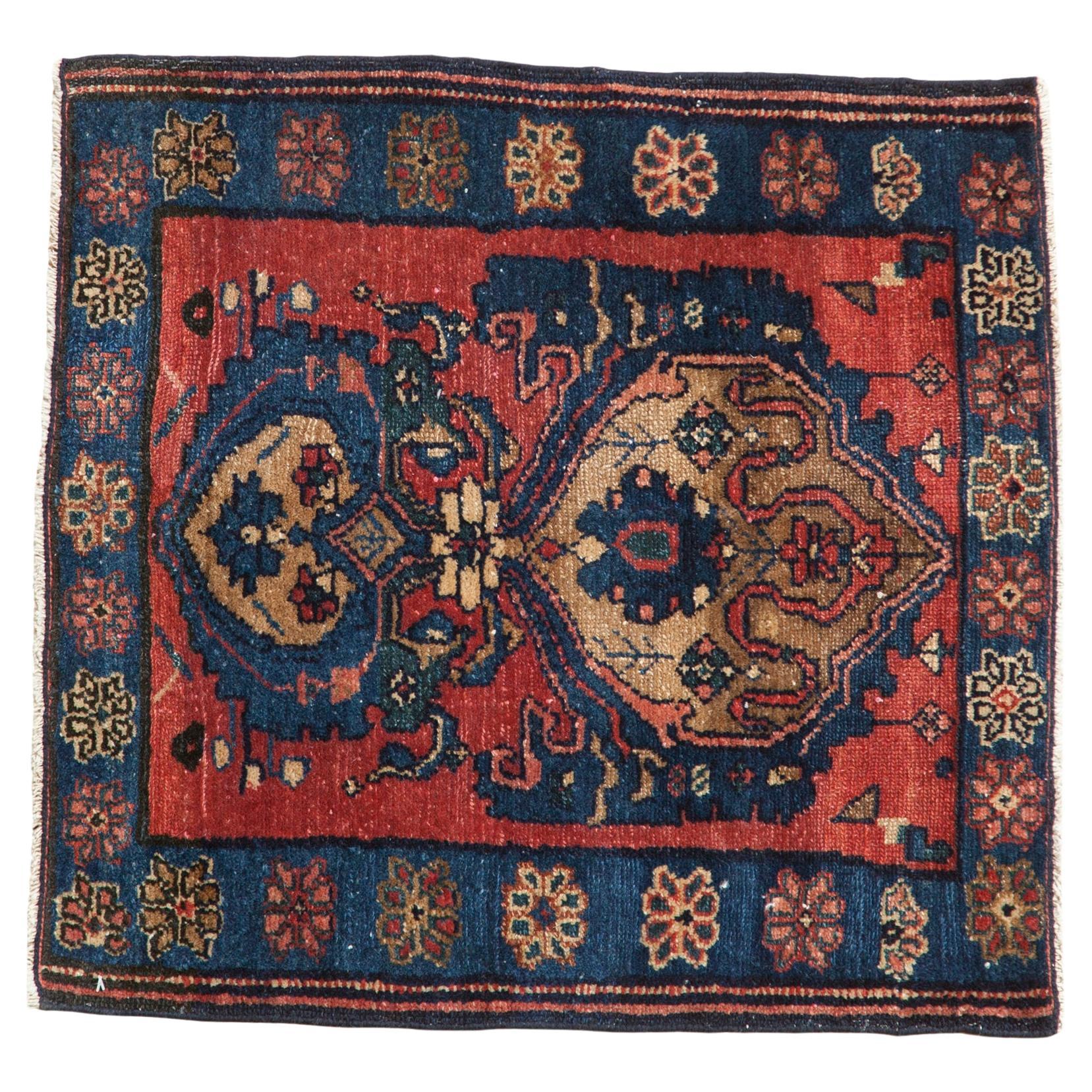 Tapis carré ancien et raffiné de Malayer en vente