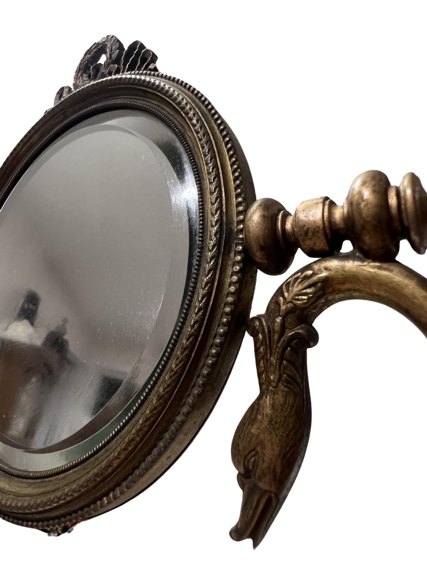 Antique Fine Neoclassical Gilt Bronze & Glass Vanity Mirror W/ Swan Supports en vente 1