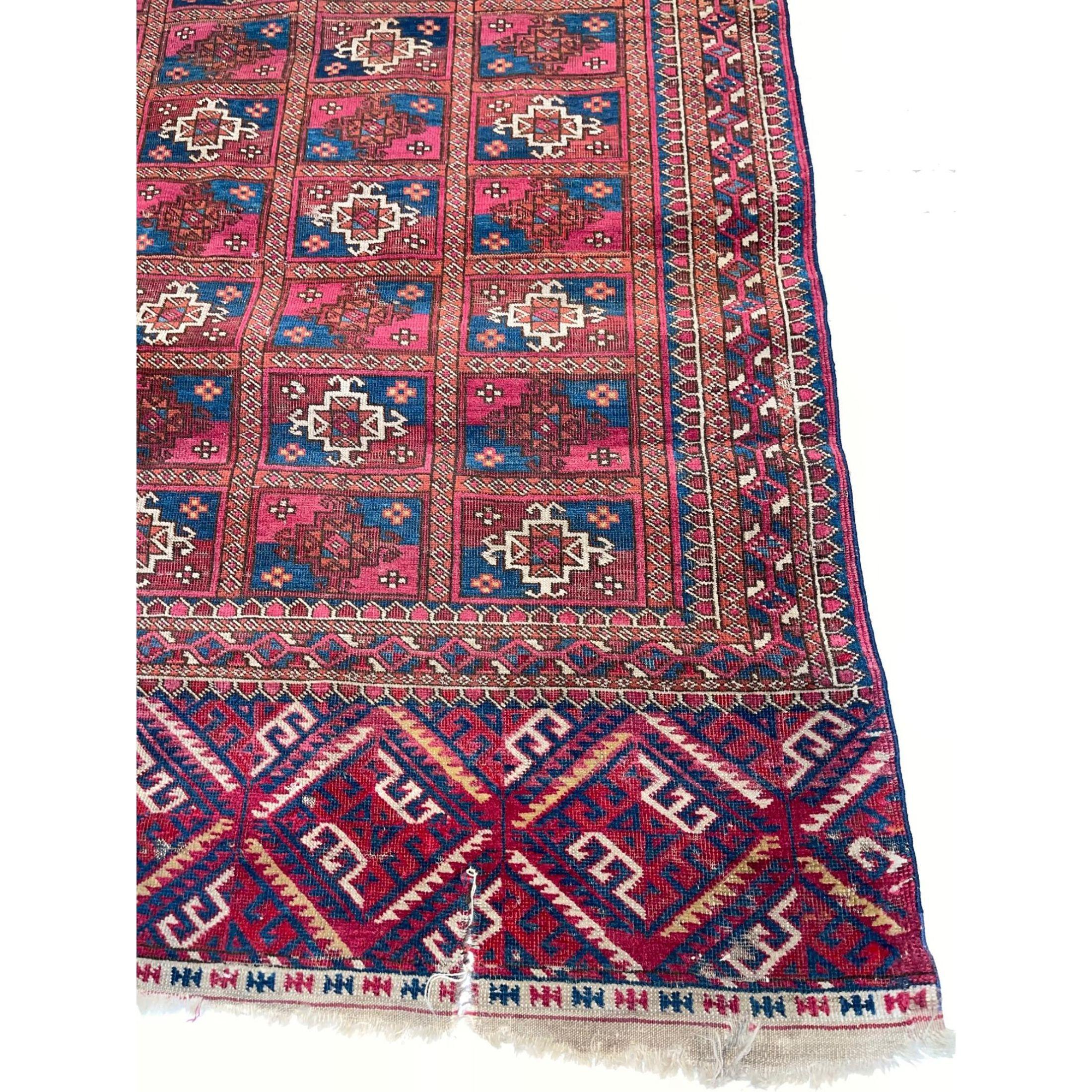 Tapis baloutches - Les tapis baloutches anciens constituent un phénomène unique dans le monde des tapis orientaux anciens. Plutôt que d'être originaires d'une région spécifique et facilement identifiable, les tapis baloutches sont en fait
