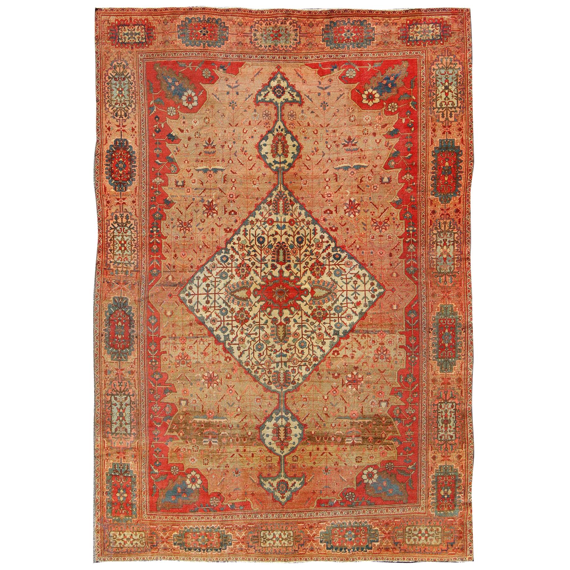  Antiker persischer Feraghan Sarouk-Teppich in verschiedenen Farbtönen 