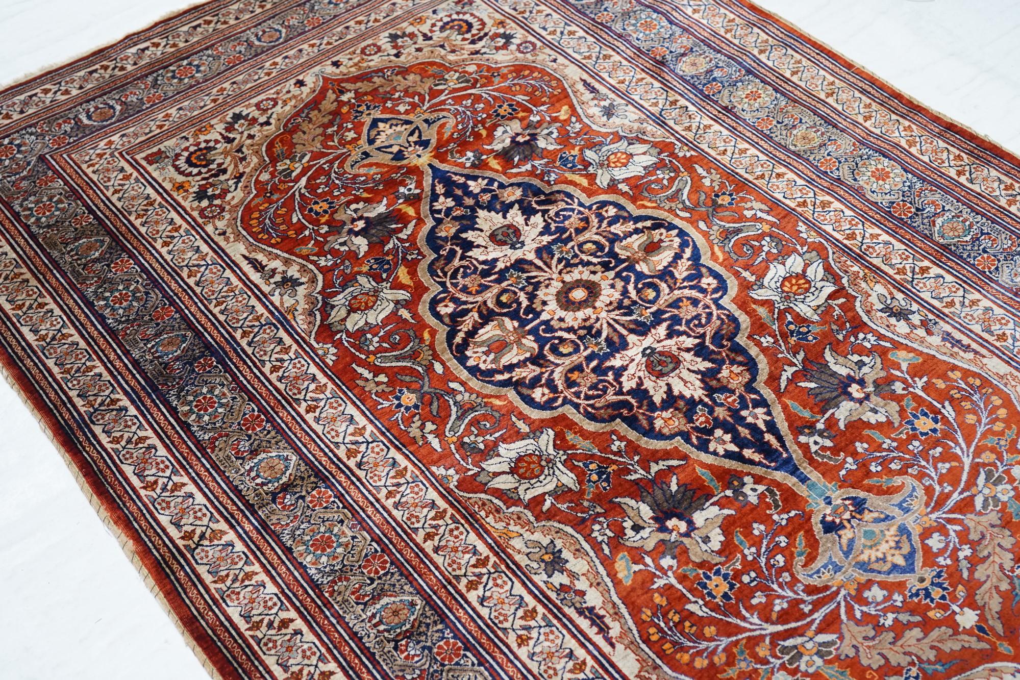 Antique Fine Persian Heriz silk Rug 4’3” x 6’5” For Sale 1