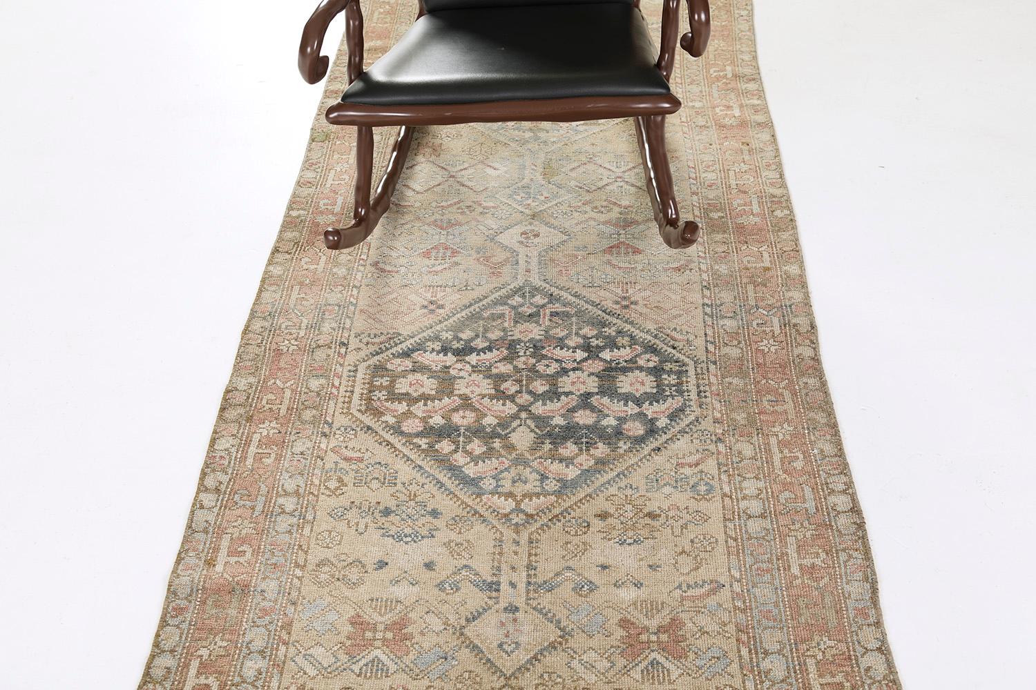 Antiker feiner persischer Malayer von Mehraban Teppiche im Zustand „Gut“ im Angebot in WEST HOLLYWOOD, CA