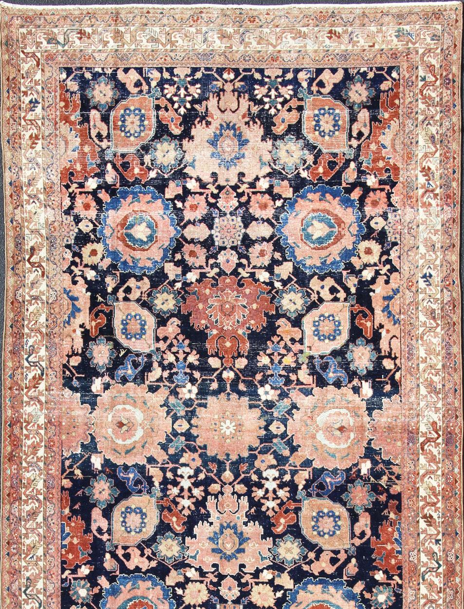 Antiker, feiner persischer Malayer-Teppich mit All-Over-Design in Marineblauem Feld (Persisch) im Angebot