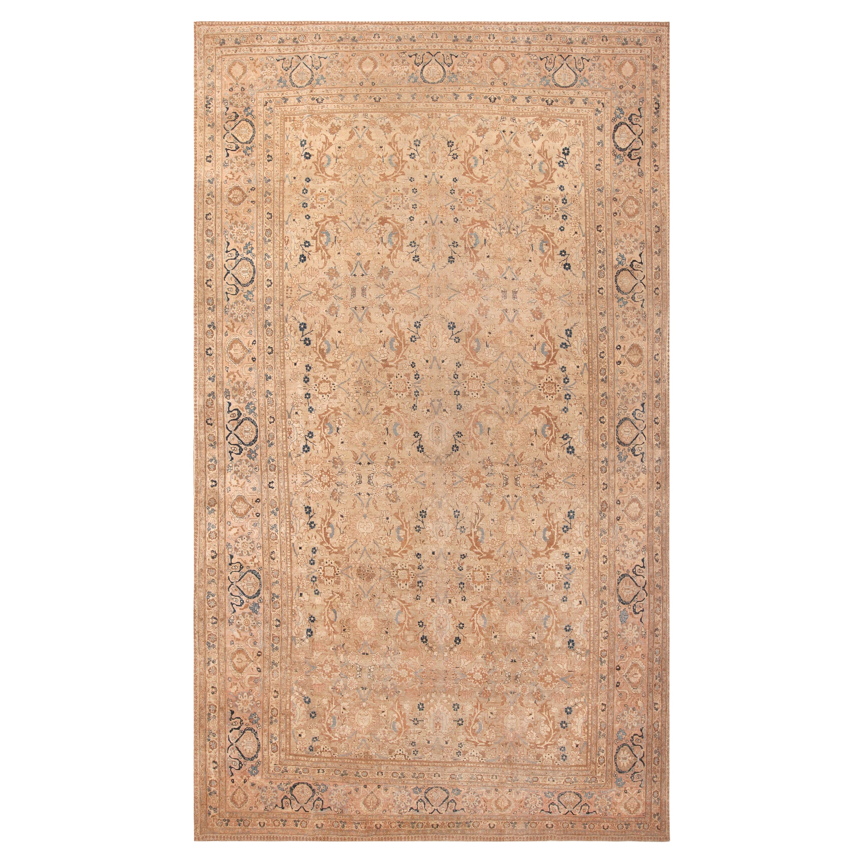 Tapis persan ancien de Tabriz. 10 pieds 2 po. x 16 pieds 9 po.