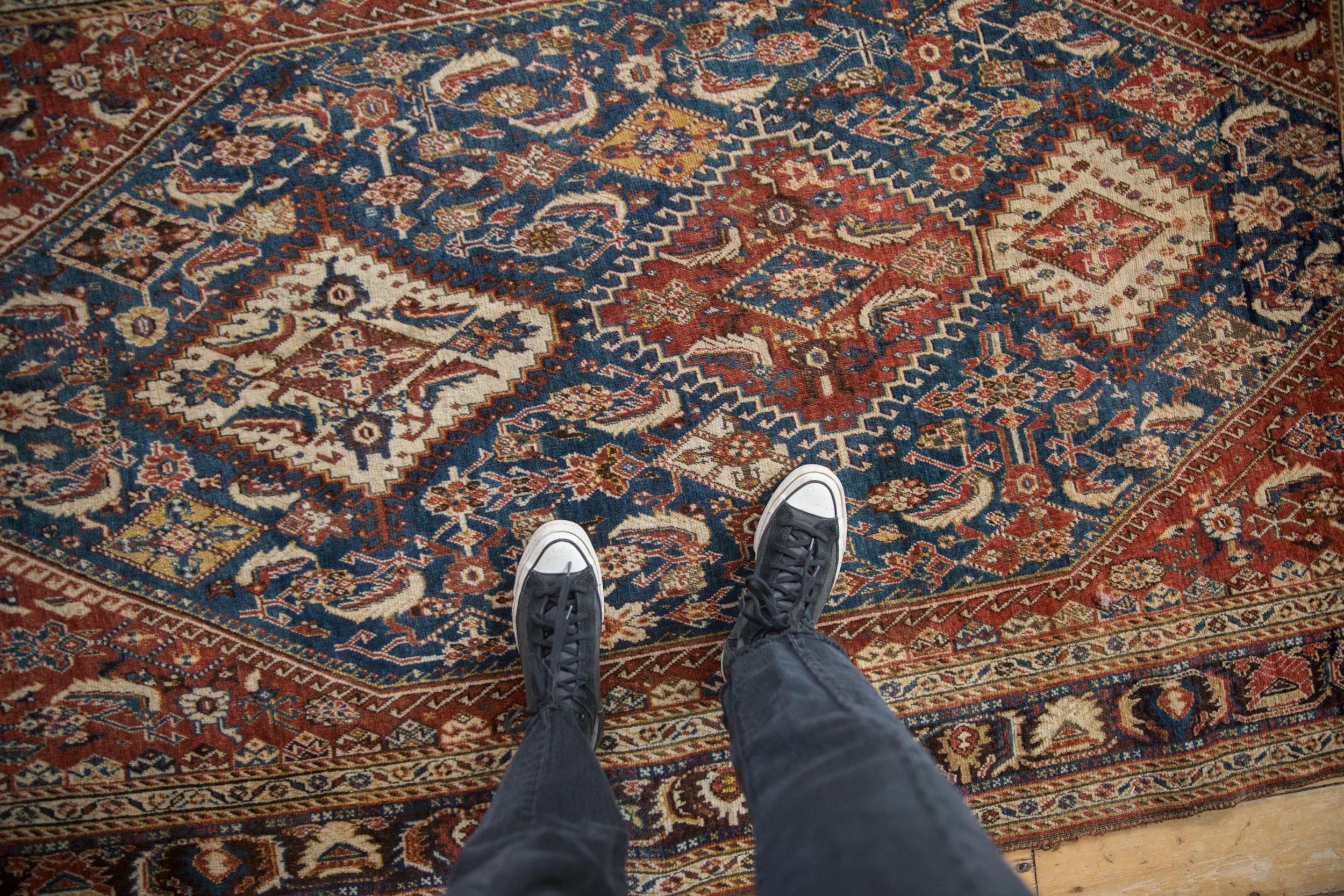 :: Dreifache Medaillons in der Mitte mit Haken- und Riegelrelief-Details am Umfang. Durchgehend gezackte Blätter im Herati-Stil. Zu den Farben und Schattierungen gehören: Saphirblau, Kastanienbraun, Safrangelb, Elfenbein, Beige, dunkles