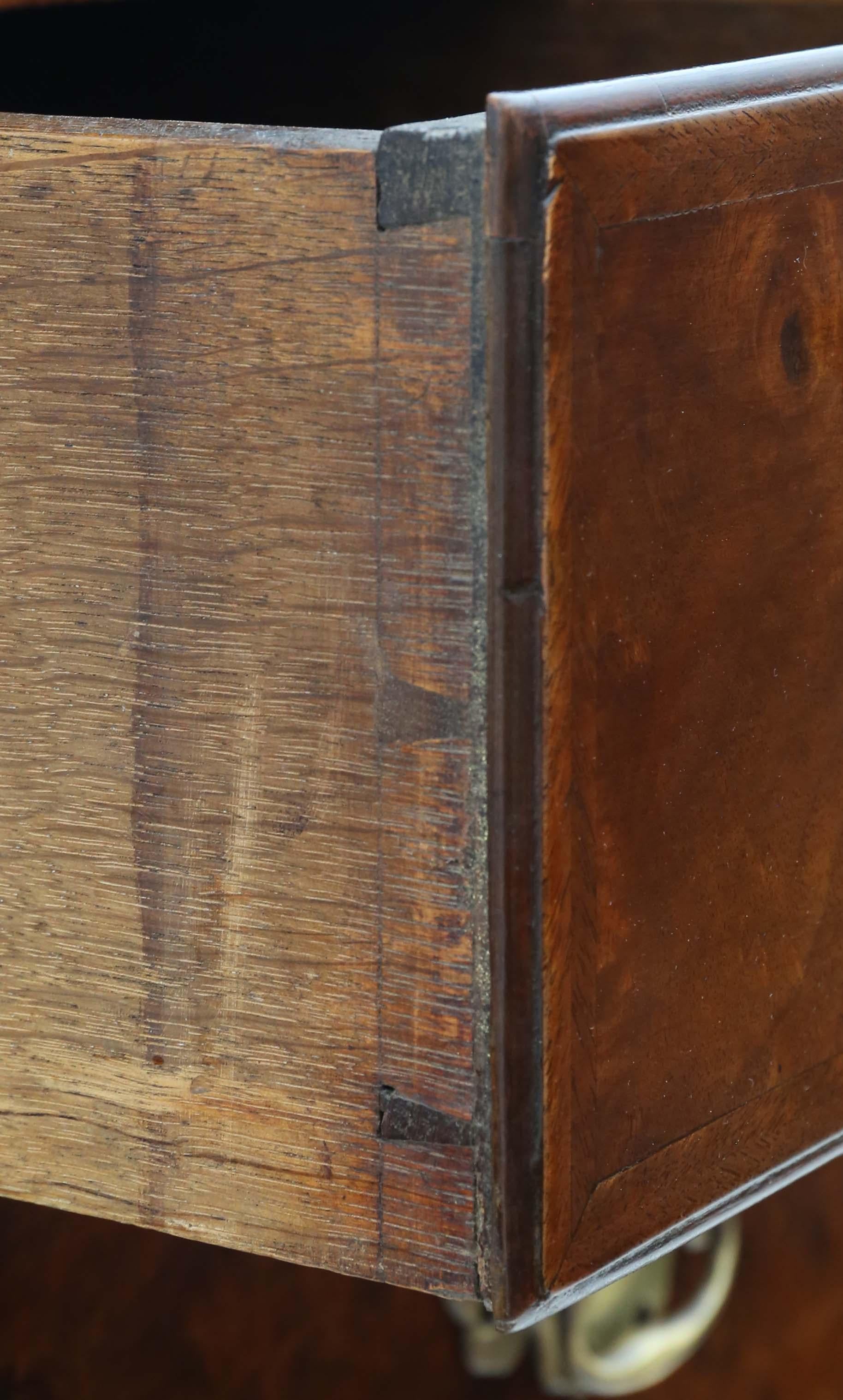 Antike hochwertige Kommode aus Wurzelnussholz des 18. Jahrhunderts auf Kommode (18. Jahrhundert und früher) im Angebot