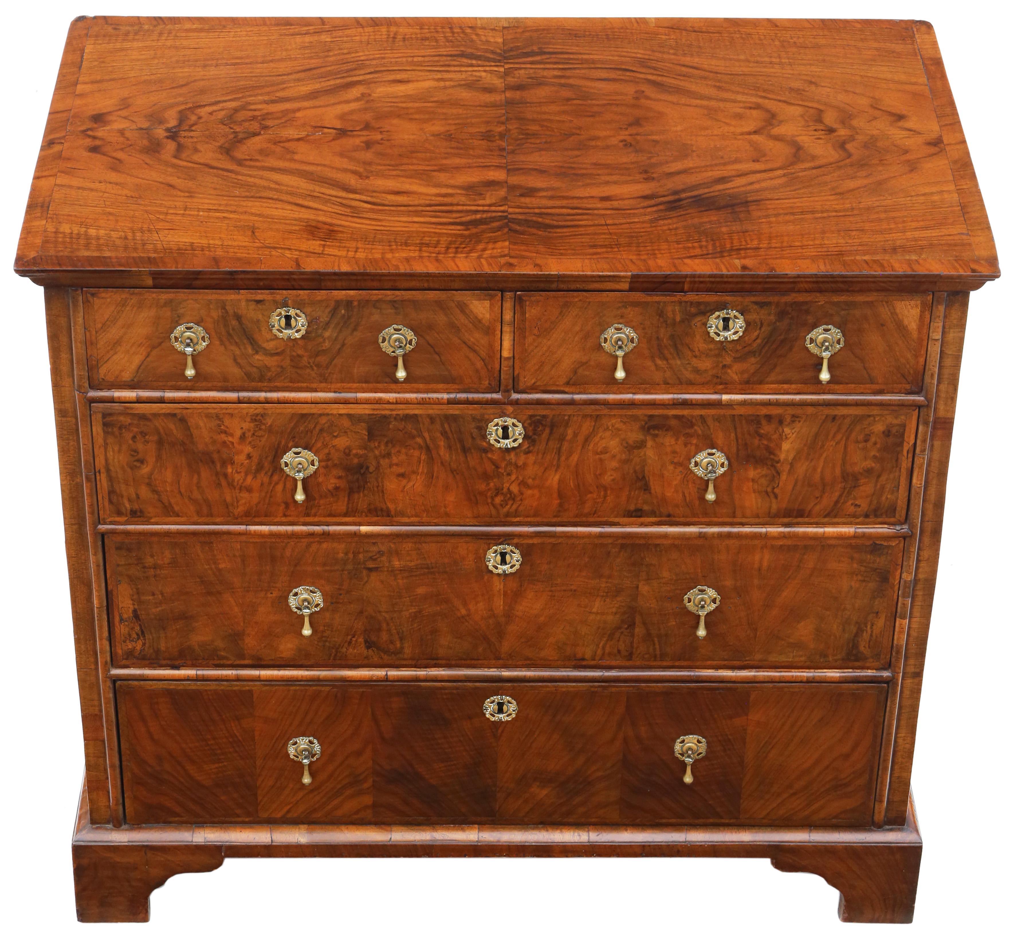 Antique fine quality 18th Century figured walnut chest of drawers.
This is a lovely chest, that has been restored historically to a good standard. Attractive burr walnut veneers to the front on an oak structure.
Solid strong and heavy.

No loose
