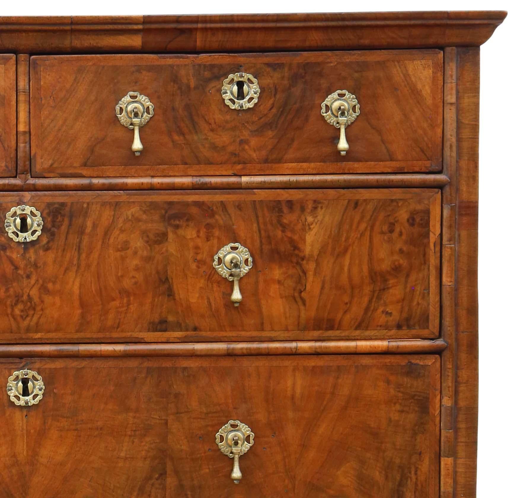 Antique fine quality 18th Century figured walnut chest of drawers For Sale 3