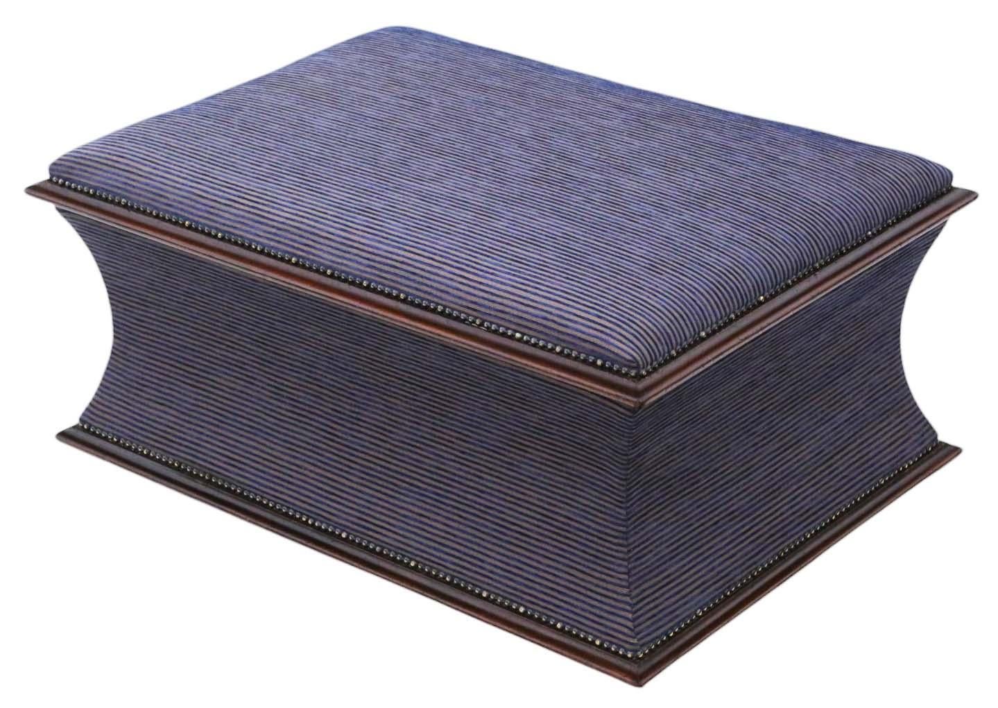 Ancienne boîte de couvertures d'ottomane tapissée de forme concave du 19ème siècle de qualité supérieure
Cette exceptionnelle ottomane du XIXe siècle est une pièce rare, qui se distingue par ses côtés concaves, qui ajoutent une touche unique à son