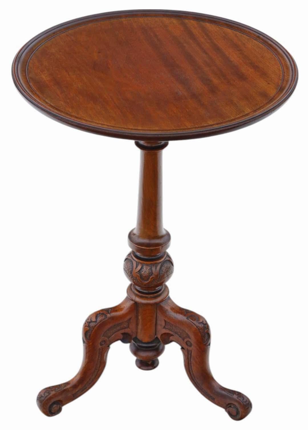 Table à vin ou table d'appoint ancienne du 19ème siècle en acajou et noyer.

Solide, sans aucun joint décollé. Une table charmante avec un joli piédestal sculpté.

Pas de vermoulure.

Il serait parfait dans le bon endroit !

Dimensions totales