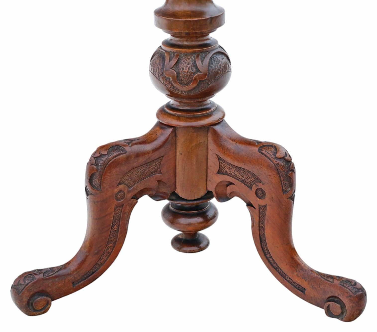 Acajou Table à vin ou table d'appoint ancienne du 19ème siècle en acajou et noyer en vente