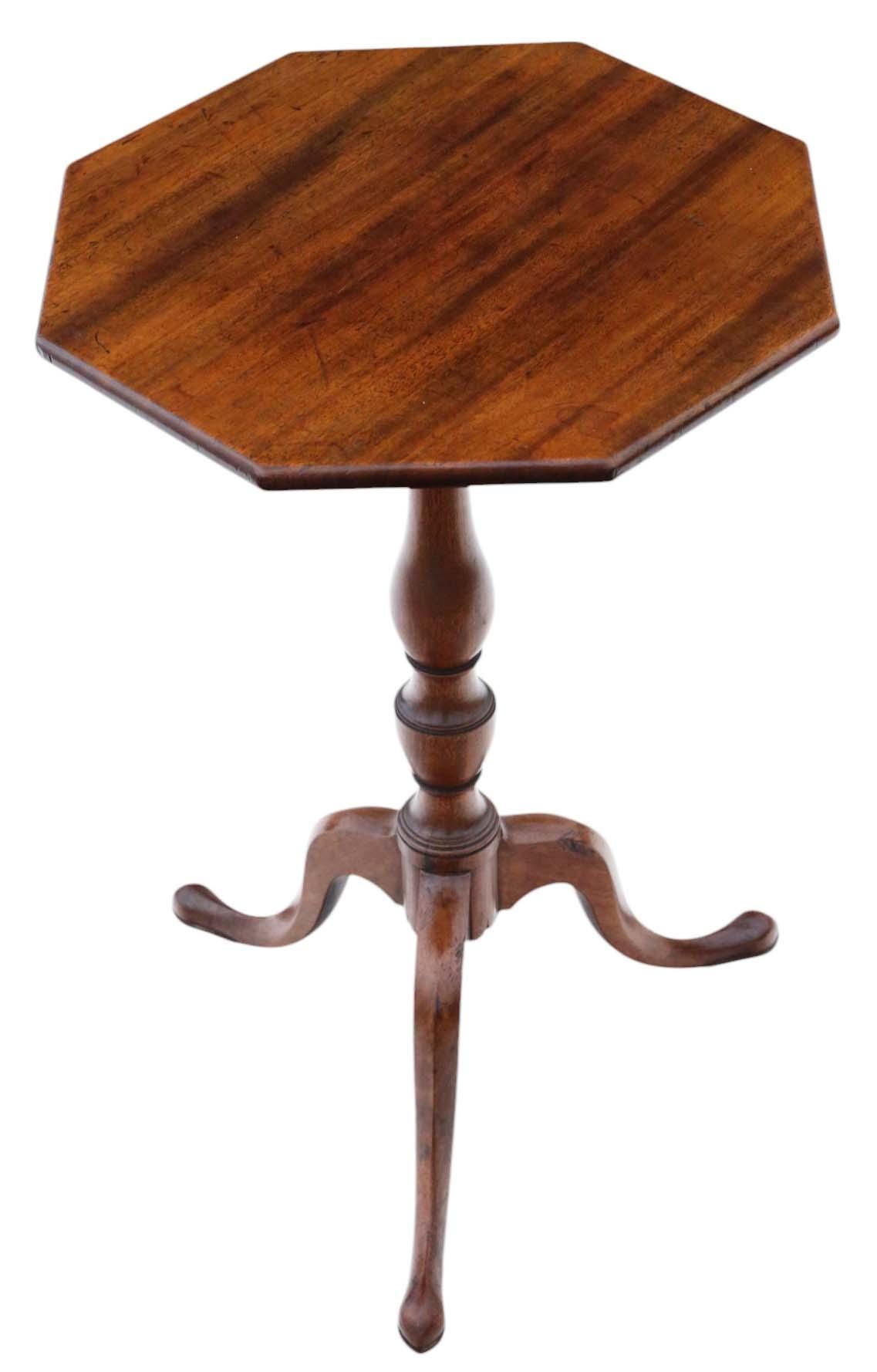 Table à vin ou table d'appoint ancienne du 19e siècle en acajou.

Solide, sans aucun joint décollé. Une table charmante avec un joli piédestal sculpté.

Pas de vermoulure.

Il serait parfait dans le bon endroit !

Dimensions maximales : 45 cm de
