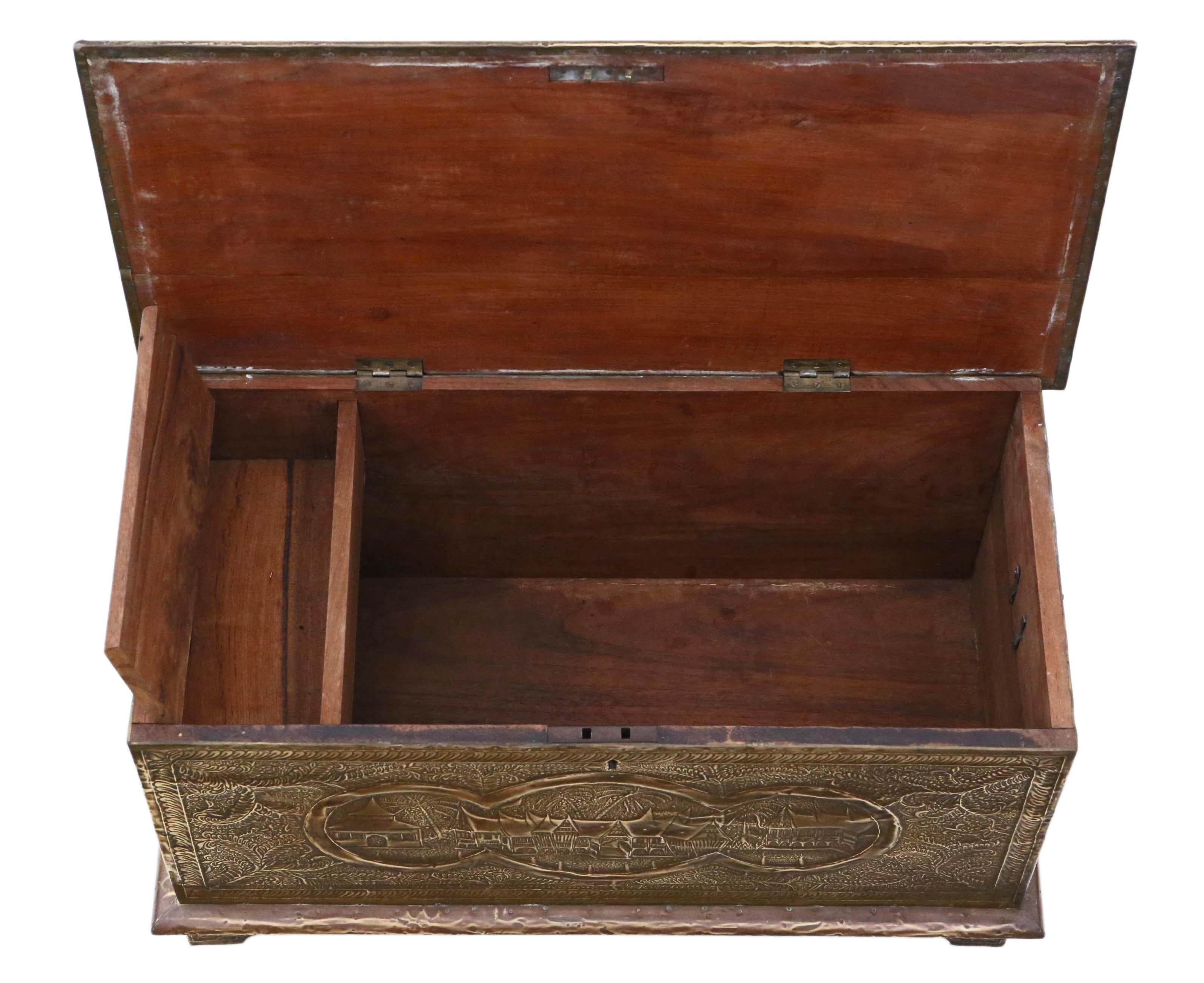 XIX secolo Antico forziere cinese in ottone rivestito di legno di canfora di qualità pregiata Chinoiserie in vendita