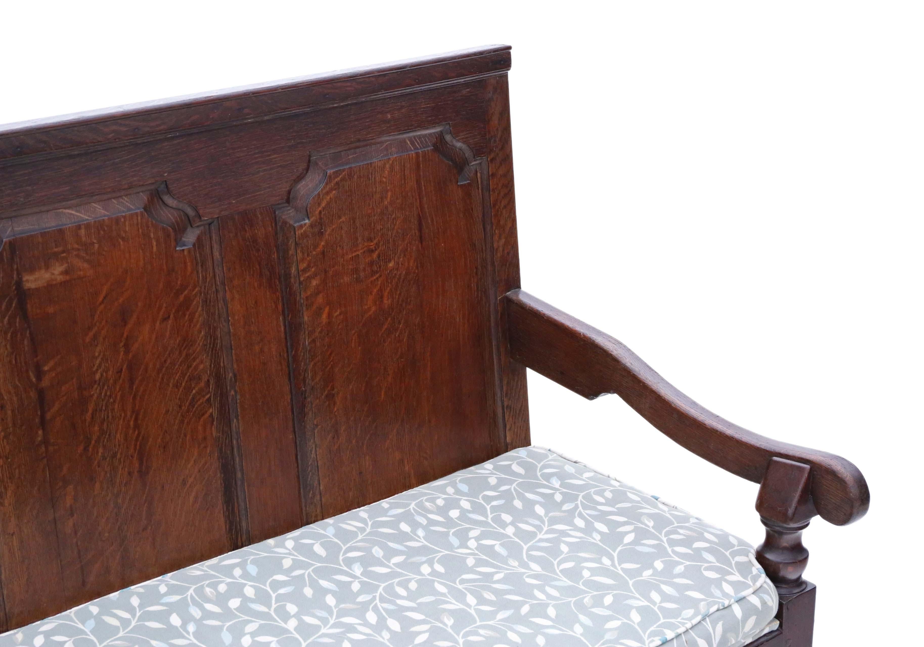 Antica panca da salotto georgiana in Oak, 1790 circa - un pezzo di alta qualità che mostra un'eleganza e una maestria senza tempo.

Questa panca solida e robusta non presenta giunture allentate o segni di tarlo, e trasuda età, carattere e fascino.