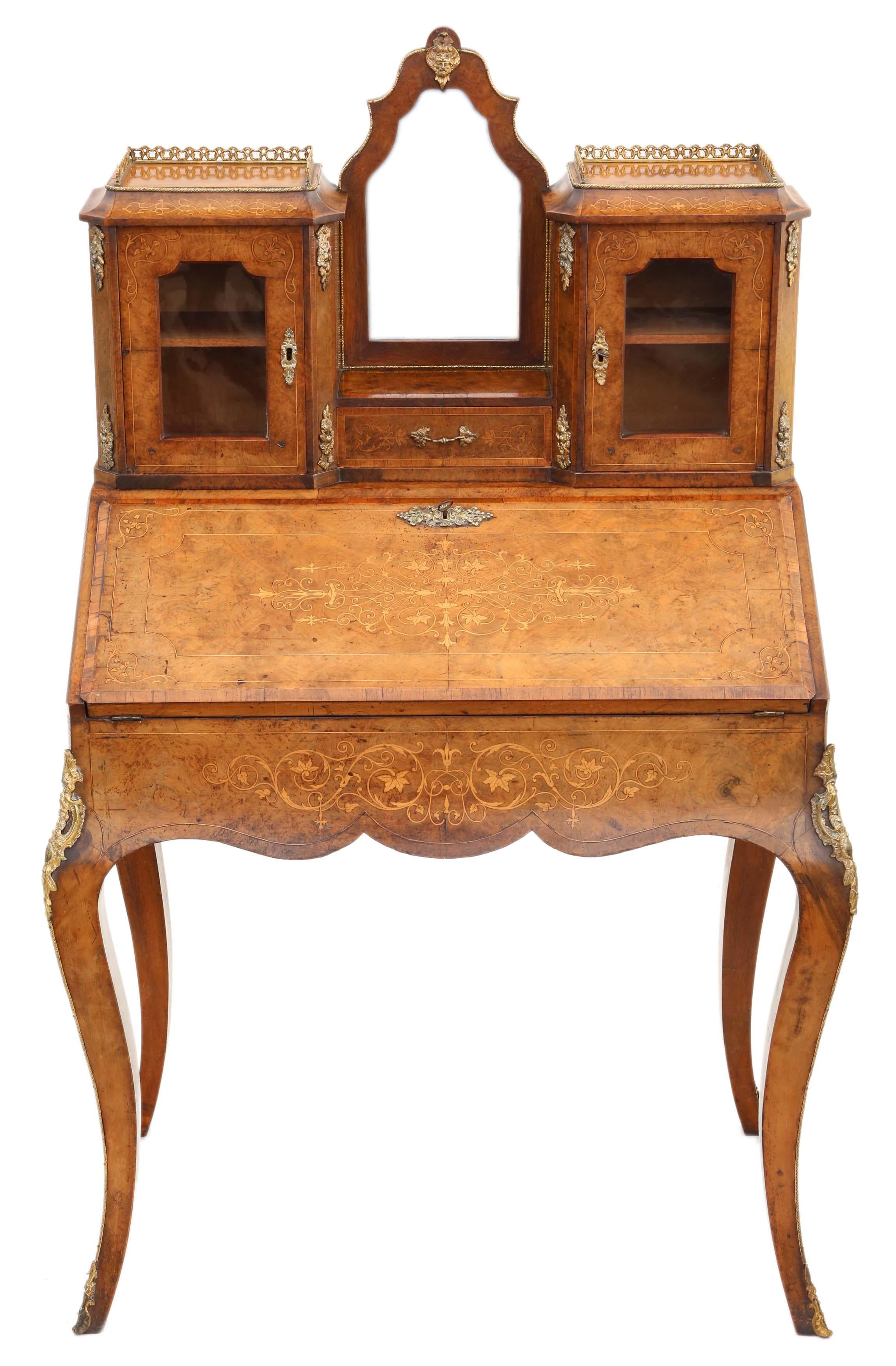Ancien bureau Bonheur de Jour en ronce de noyer incrustée du 19ème siècle Table à écrire

Ce bureau Bonheur de Jour de qualité supérieure du XIXe siècle est fabriqué en placage de ronce de noyer incrusté sur une structure d'acajou, ce qui le rend à