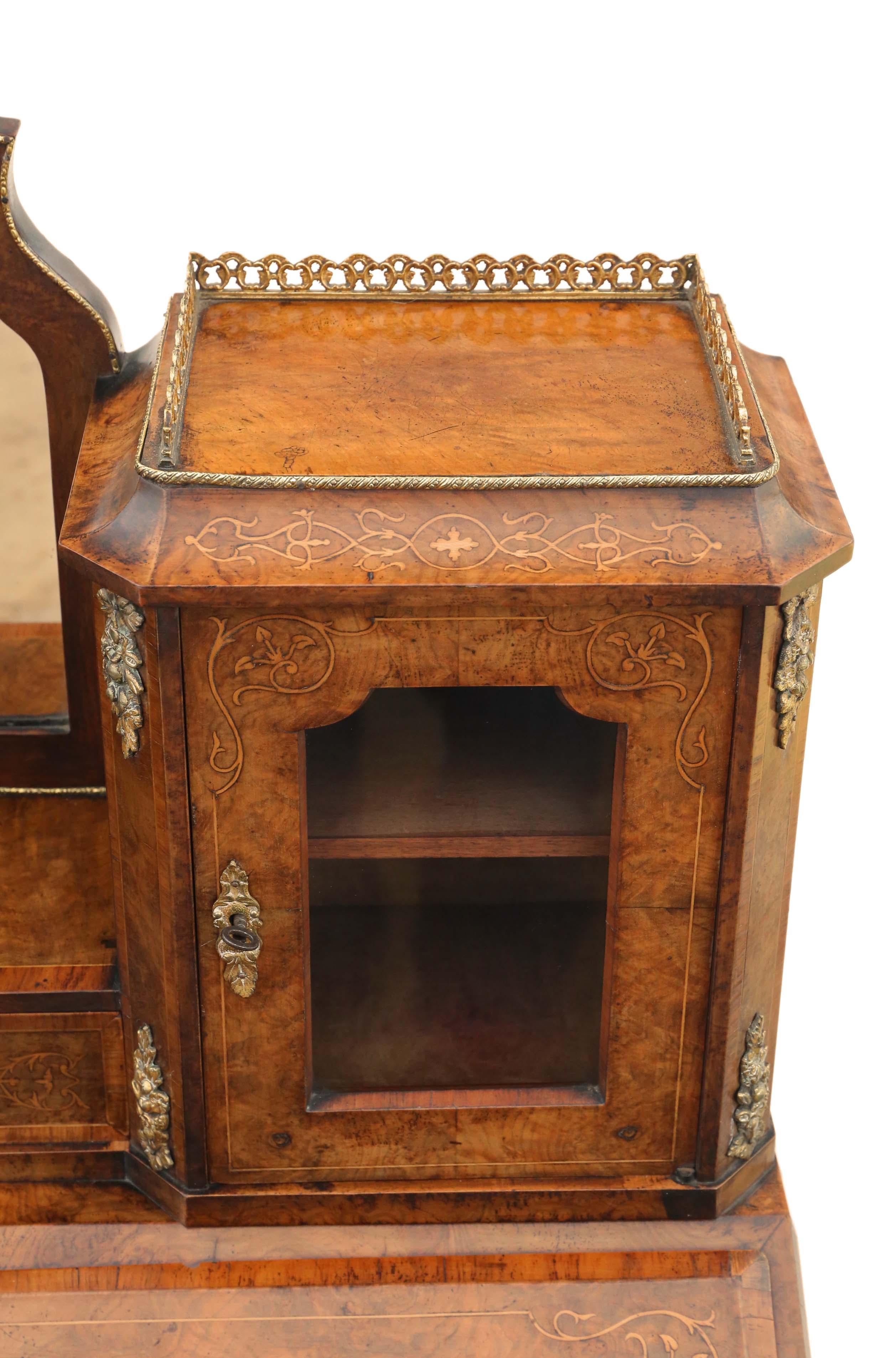 Ancienne table à écrire Bonheur de Jour en ronce de noyer incrustée de belle qualité en vente 4