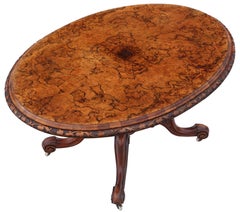 Ancienne table à déjeuner en ronce de noyer de style victorien du 19e siècle de belle qualité
