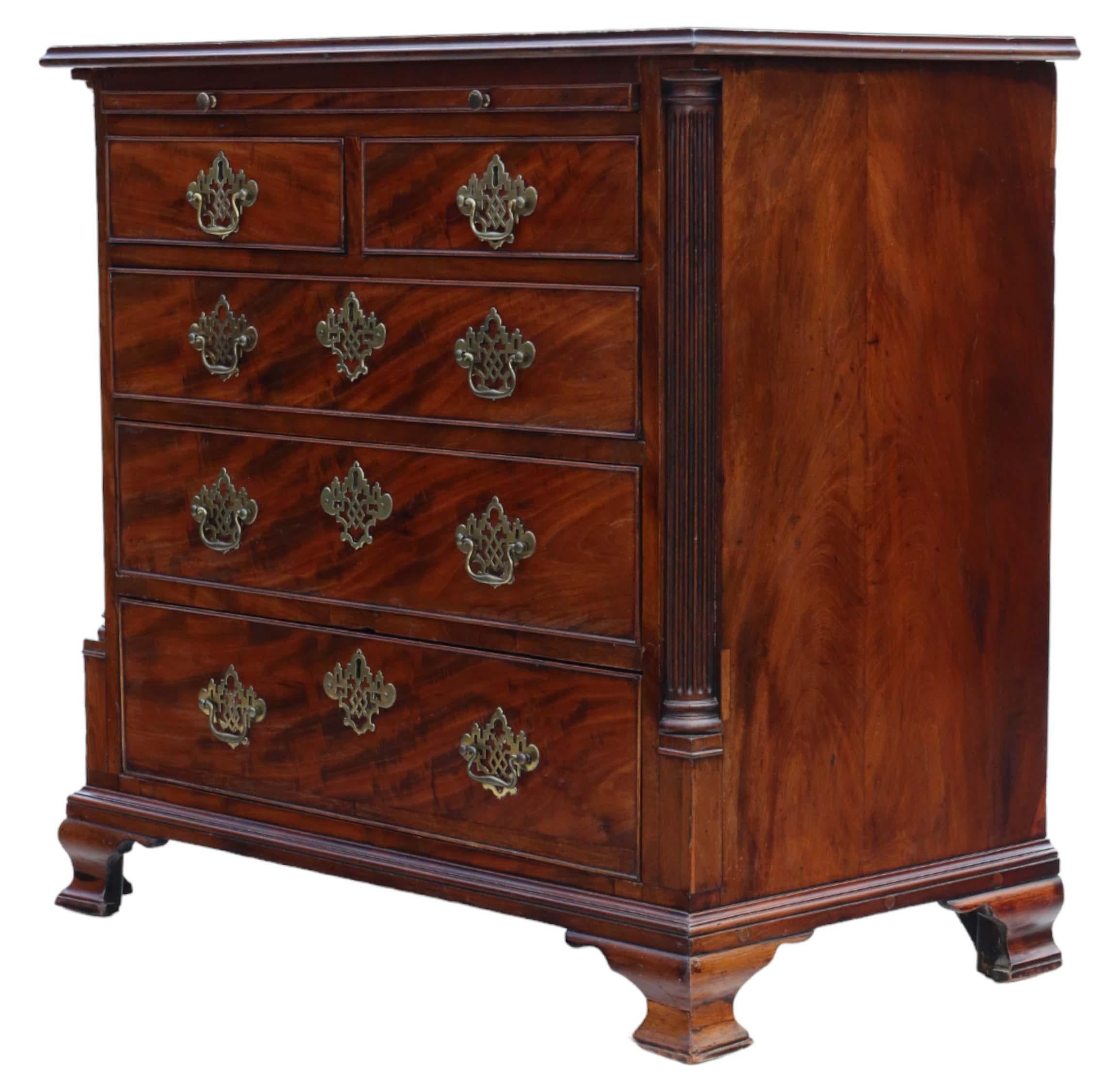 Antique fine quality Georgian 18th Century mahogany batchelors chest of drawers.
This is a lovely quality chest of drawers.

No loose joints or woodworm and the oak lined drawers and brushing slide move freely.

Overall maximum dimensions: 79cmW x