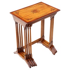 Ancienne et de qualité rétro vintage décorée de 4 tables en bois de citronnier, vers 1960
