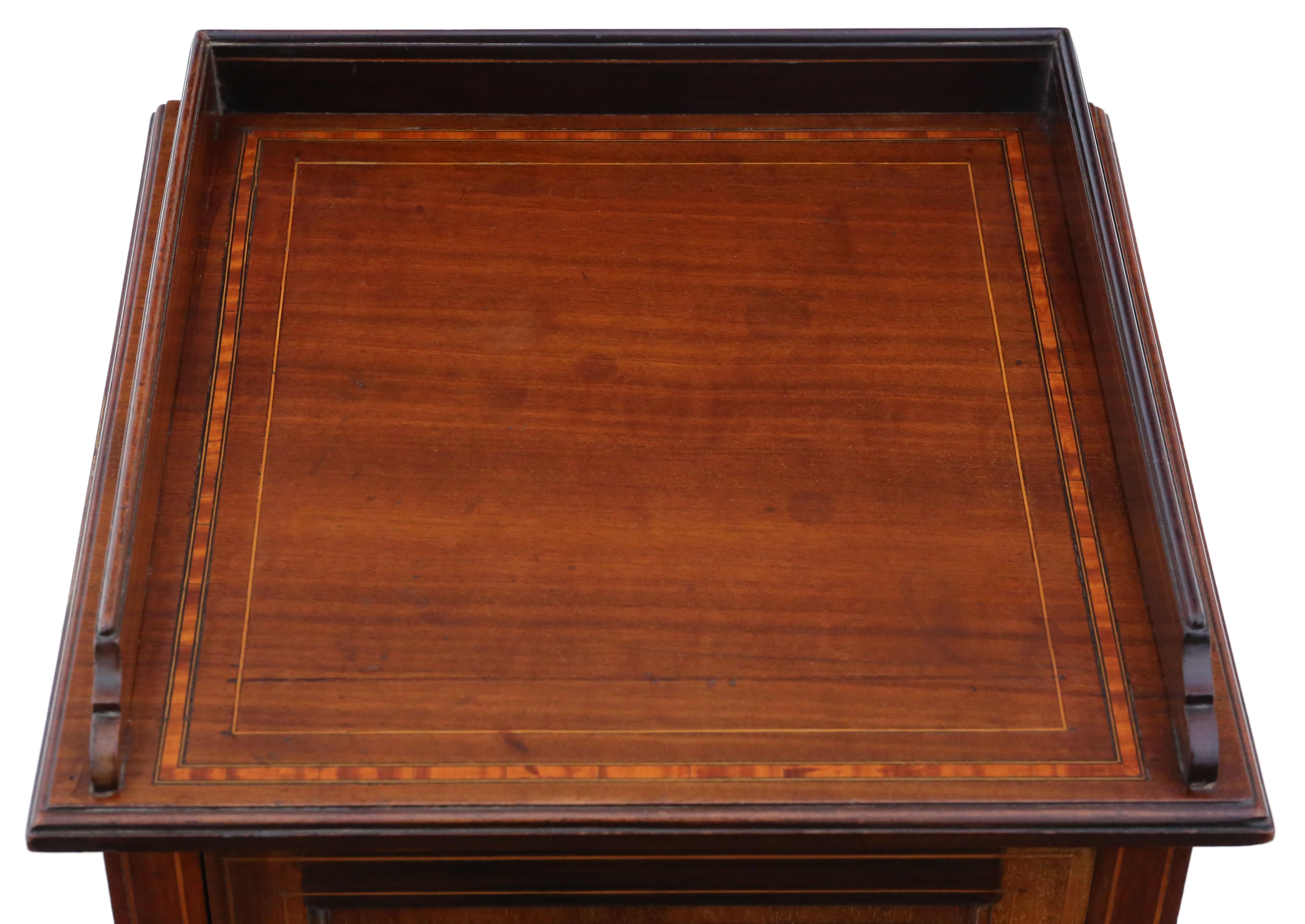 Ancienne table de chevet en acajou incrusté de style géorgien, circa 1905.

Une pièce fantastique de qualité et de style.

Il n'y a pas de joints lâches ou de ver à bois et le loquet fonctionne.

Il serait parfait dans le bon endroit