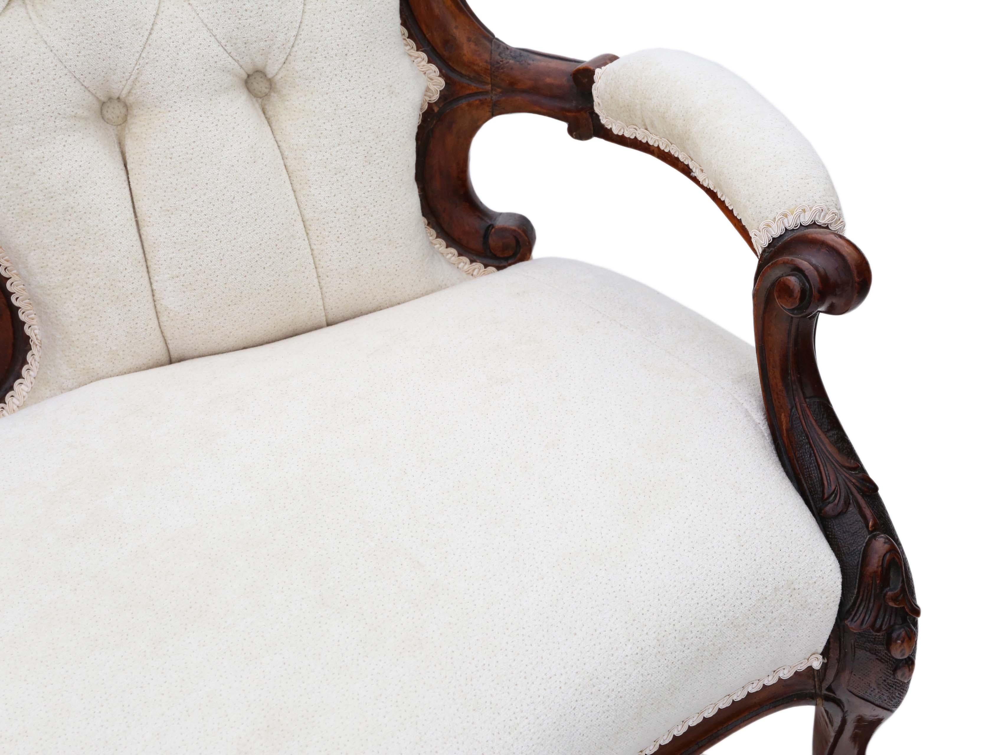 Antike viktorianische Chaise Longue aus Nussbaumholz, um 1860 - ein elegantes Konversationssofa von hervorragender Qualität und Handwerkskunst.

Dieses solide, schön gealterte Stück strahlt Charakter und Charme aus. Es wurde vor kurzem mit einem